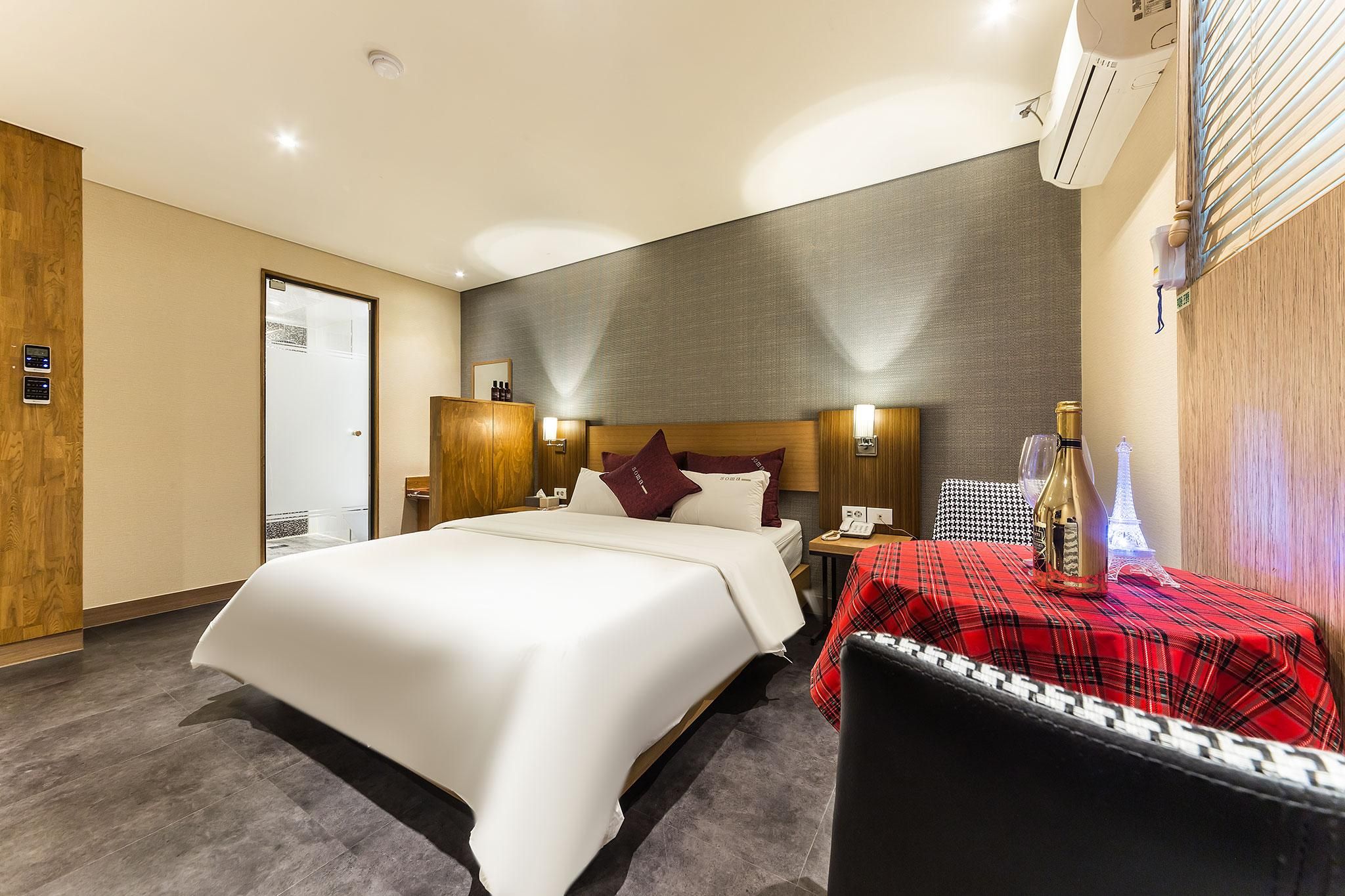 Soma Hotel Deluxe Room - Check-In Mon-Thu 3:00 PM, Fri 5:00 PM, Sat 9:00 PM, Sun 6:00 PM 2
