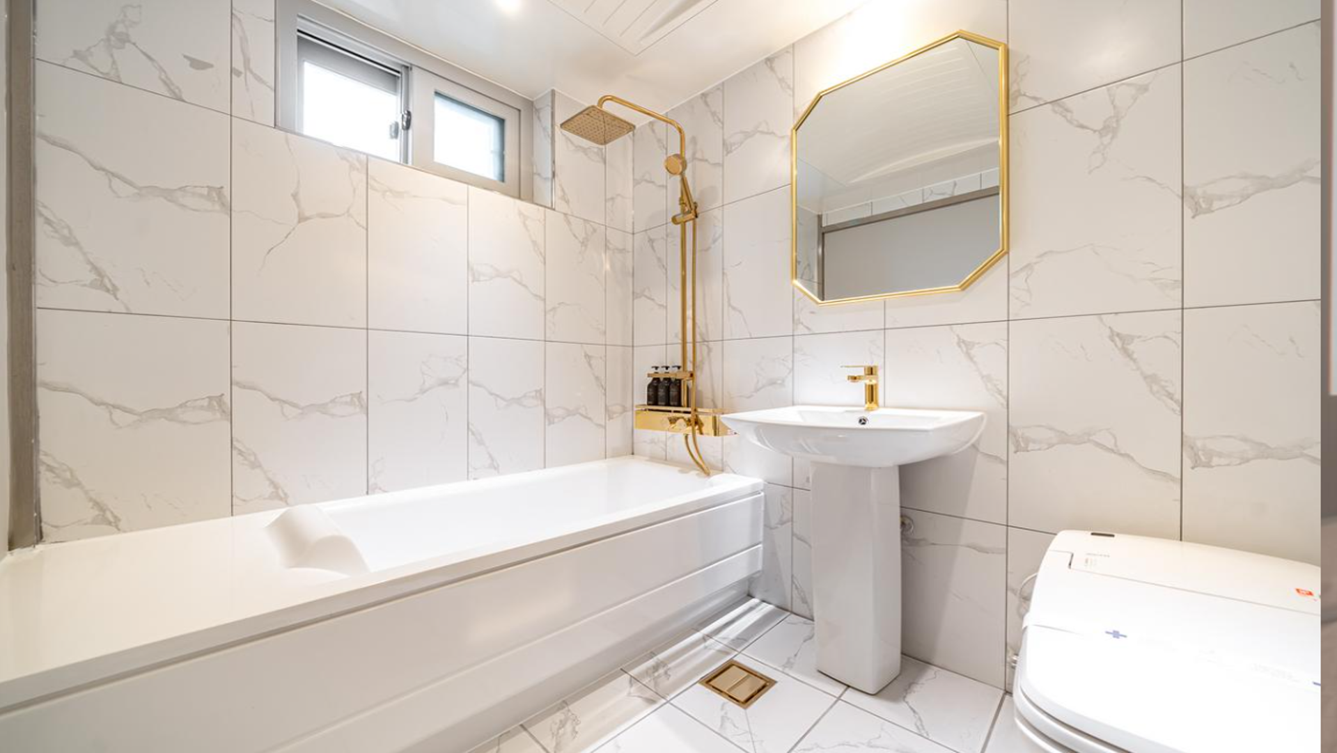 Suite Room with Premium Massage Chair - GTX1060, Air Purifier, Netflix, Disney Available