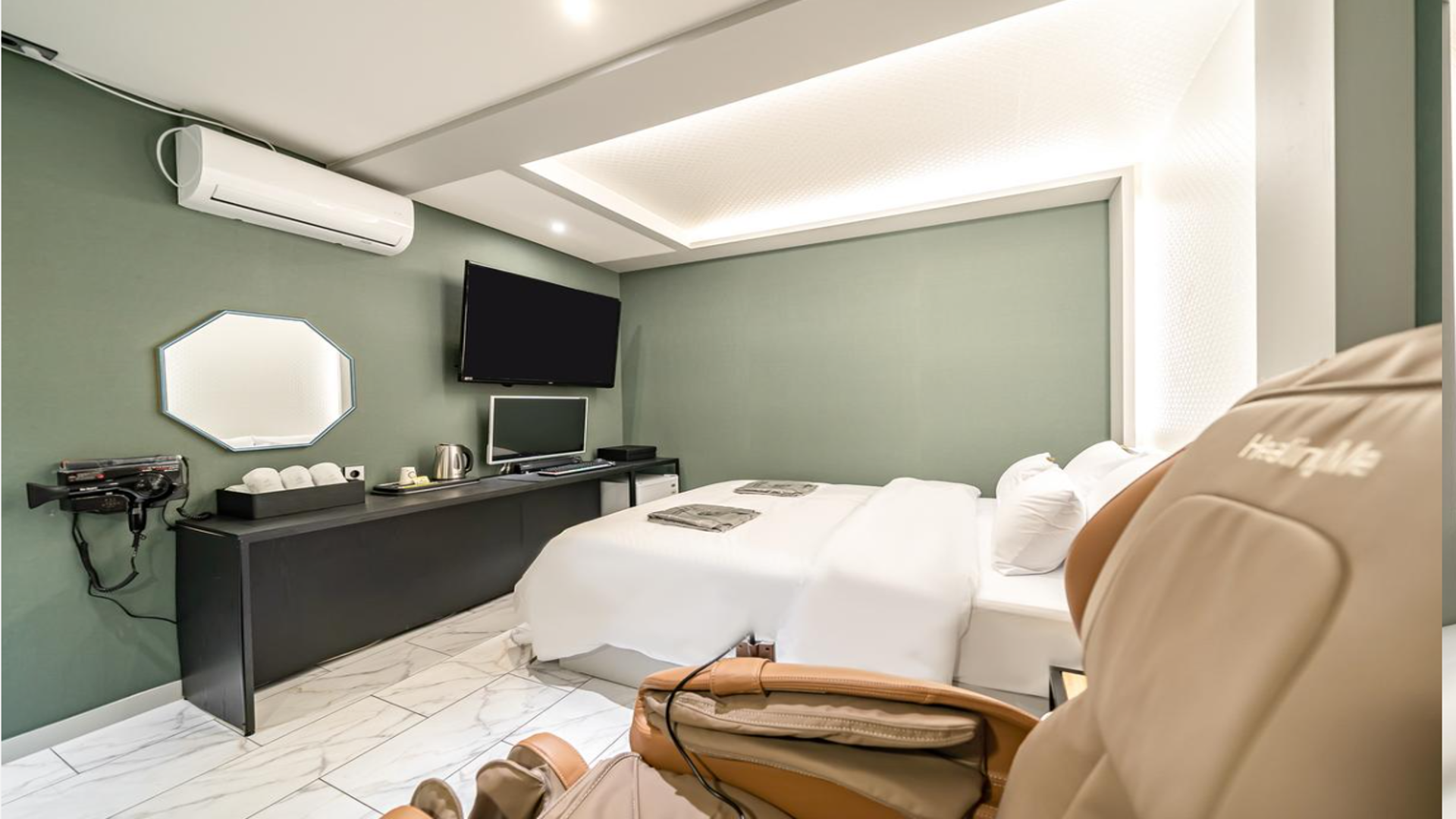 Suite Room with Premium Massage Chair - GTX1060, Air Purifier, Netflix, Disney Available