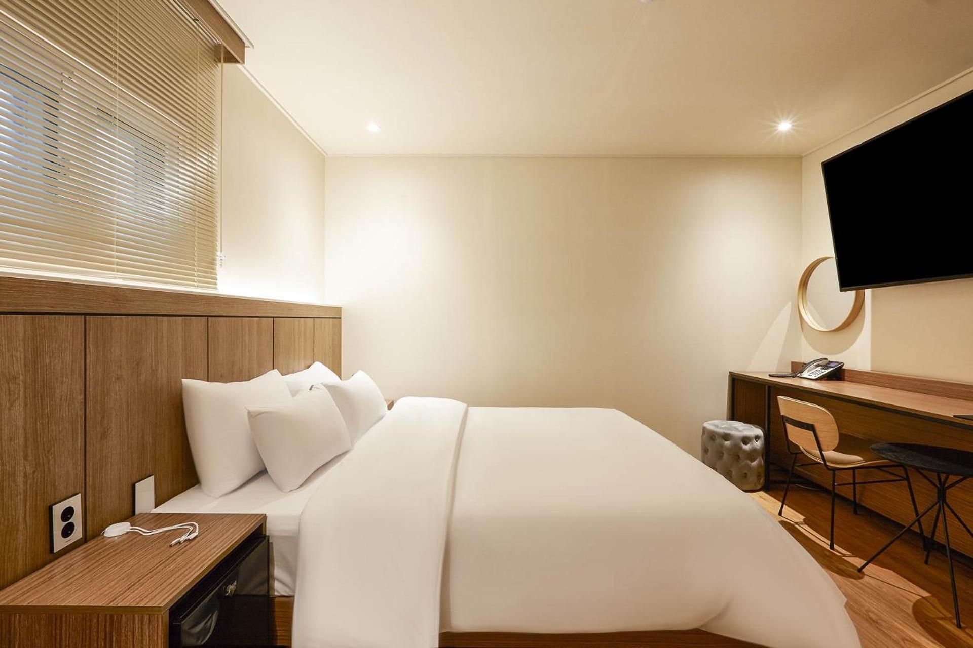 VANE HOTEL Deluxe Double Room 2