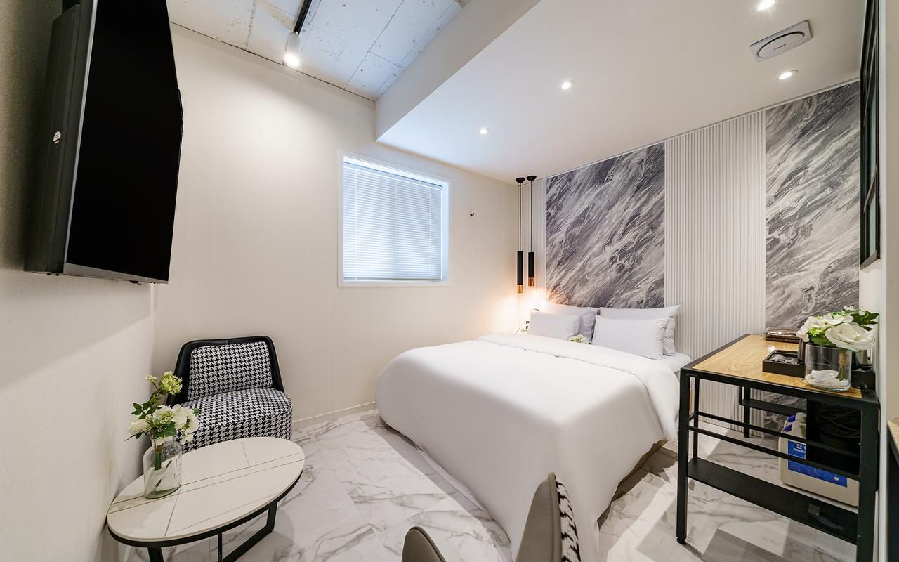 Deluxe Room - Check-In Sun-Thurs 6PM, Fri 7PM, Sat and Holiday 9PM