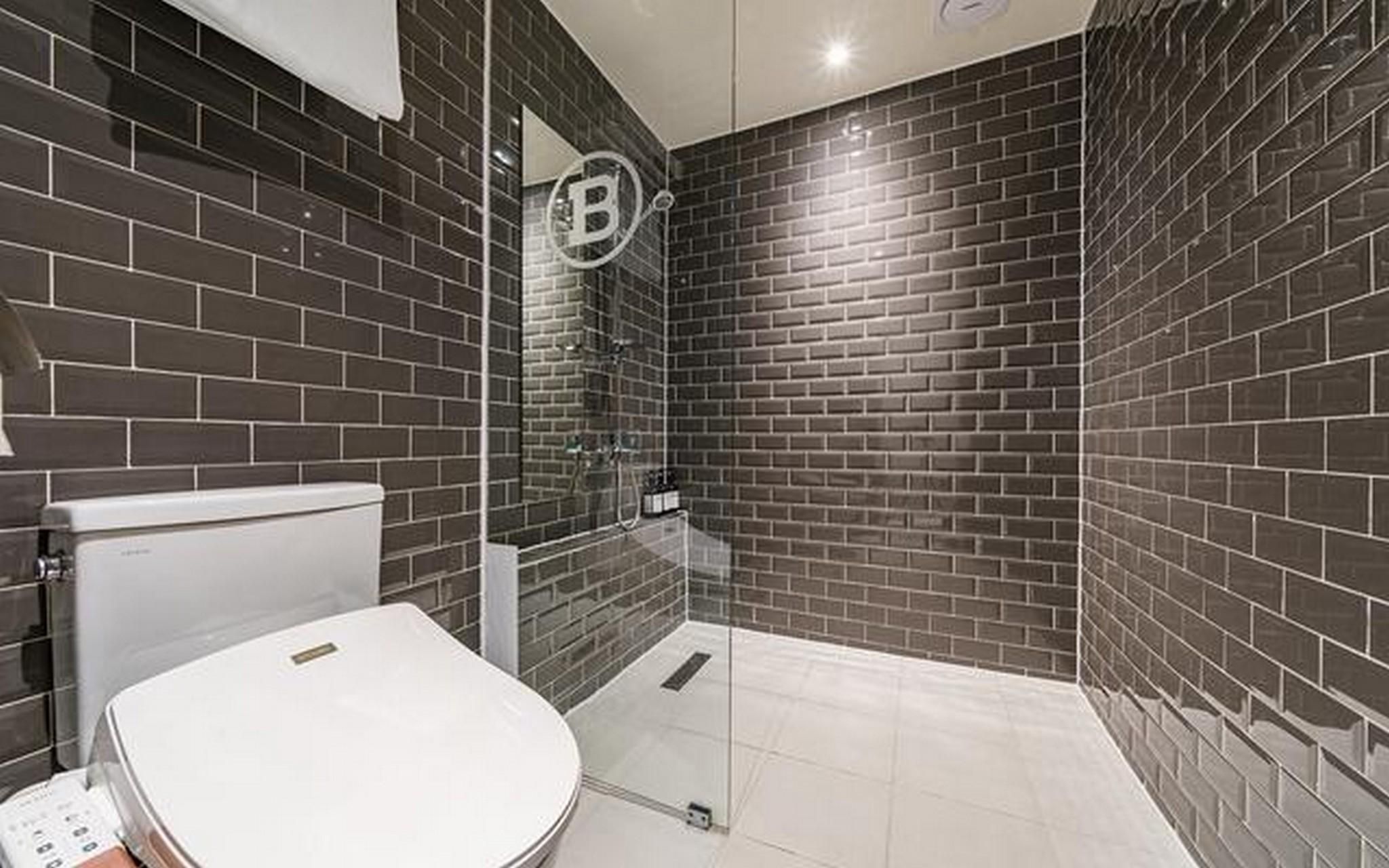 Random Room - Check-In 23:00 PM, Only 1 Night