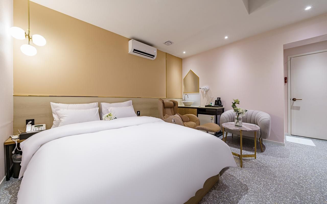 Premium Room - Check-In Sun-Thurs 6PM, Fri-Sat and Holiday 8PM