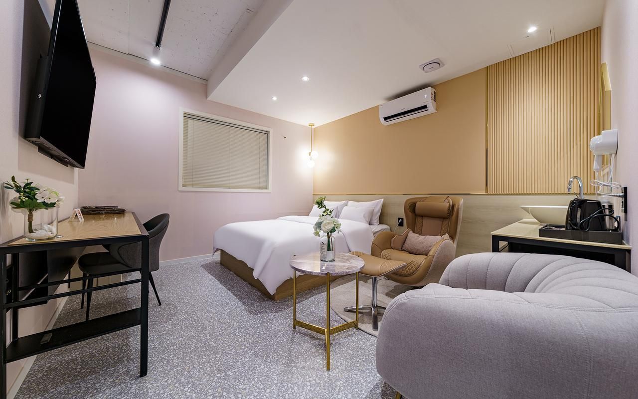 Premium Room - Check-In Sun-Thurs 6PM, Fri-Sat and Holiday 8PM