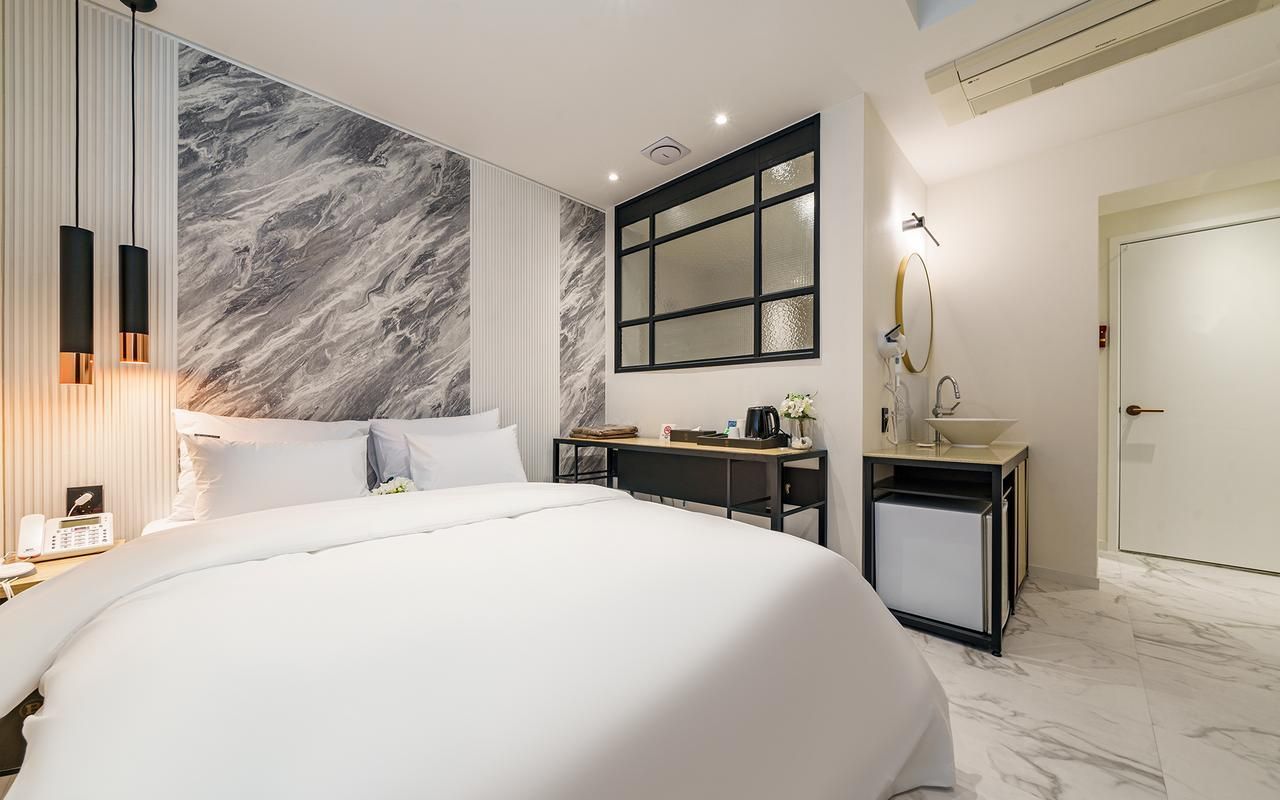 Deluxe Room - Check-In Sun-Thurs 6PM, Fri 7PM, Sat and Holiday 9PM