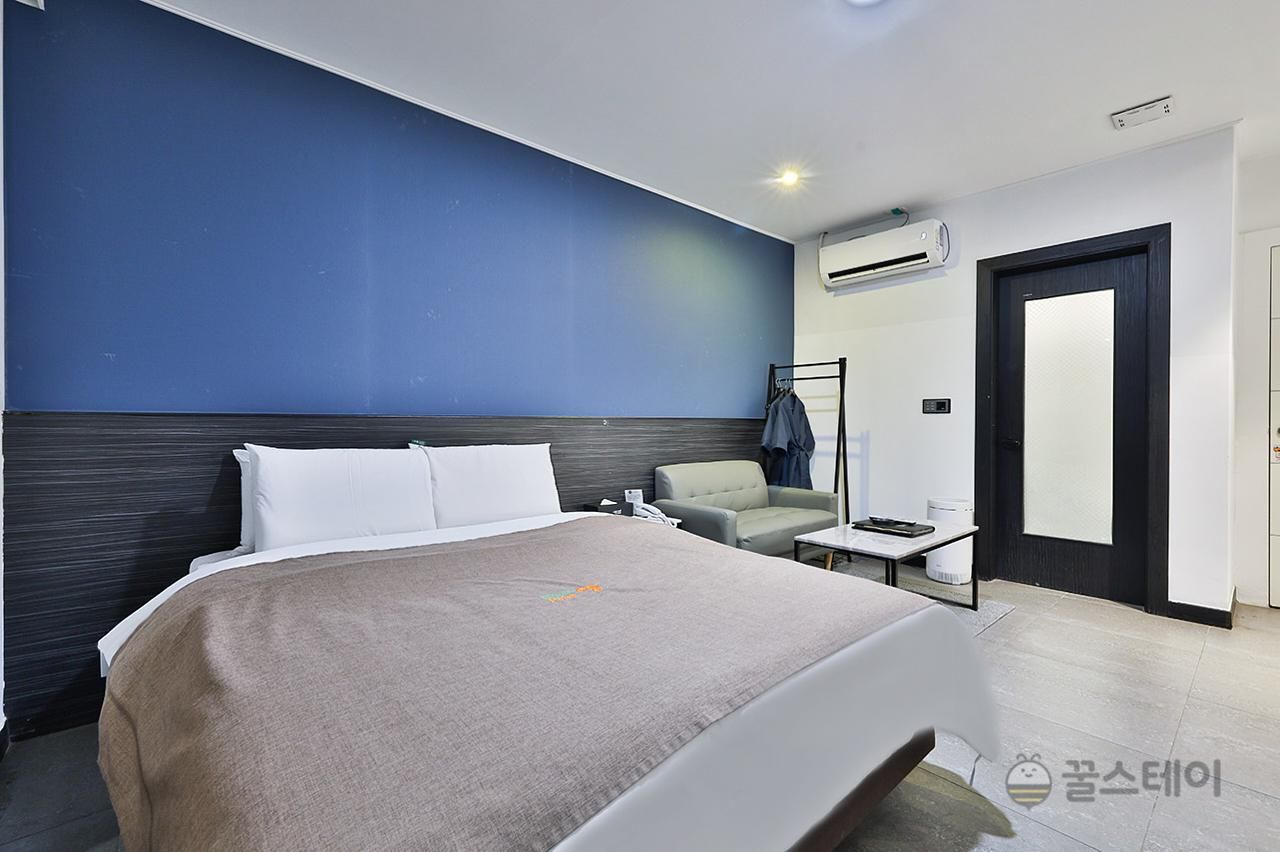 Deluxe - Check-In Mon-Thu 4PM, Fri 6PM, Sat 10PM, Sun 8PM