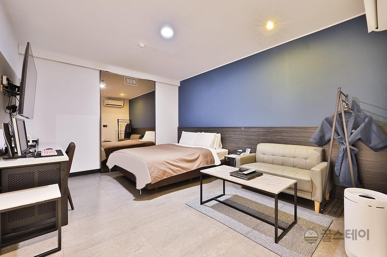 Deluxe - Check-In Mon-Thu 4PM, Fri 6PM, Sat 10PM, Sun 8PM