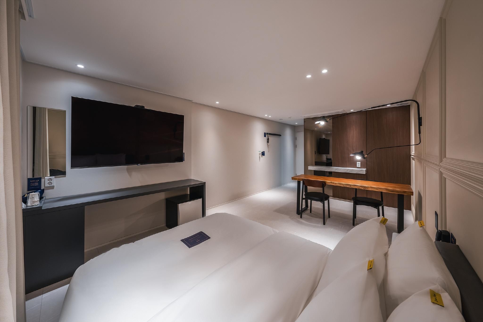 Premium Dining Room- Check-In Time: Sun - Fri 6PM and Sat 9PM