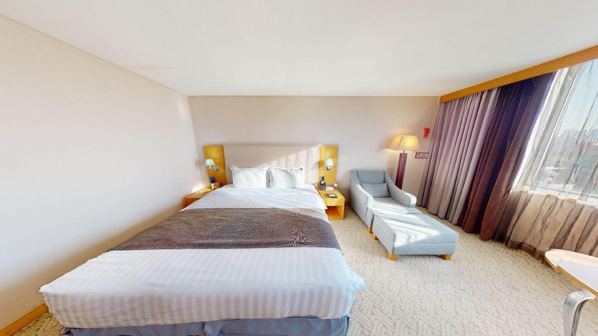 Deluxe Double - 1 King Bed