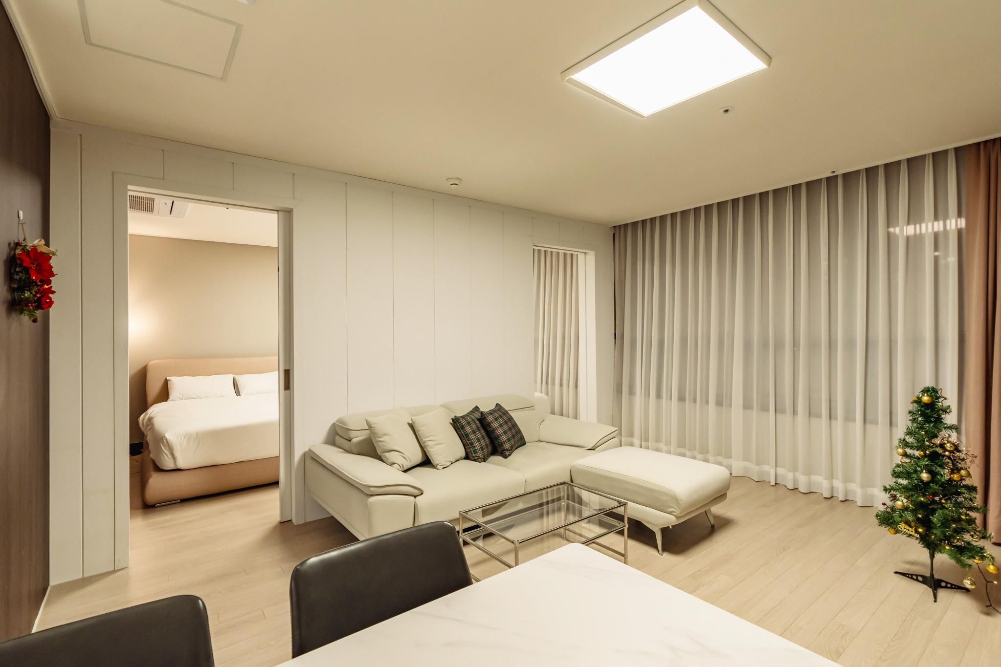 The Stay Songdo Penthouse 1.5 room (1 glass of thin ice beer per person (TAKE OUT) available Monday-Thursday when o