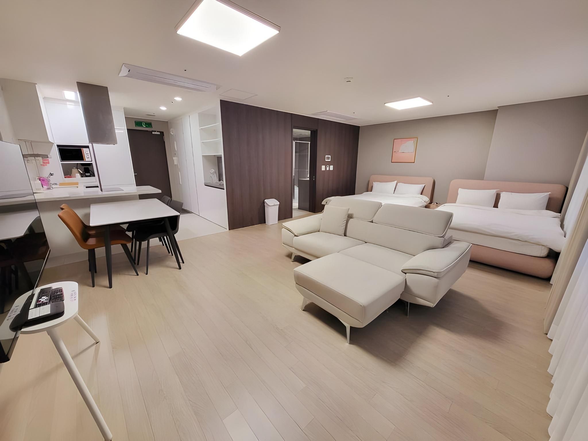 Penthouse Available Monday-Thursday When Ordering Crownhof Snacks) - Non-Smoking