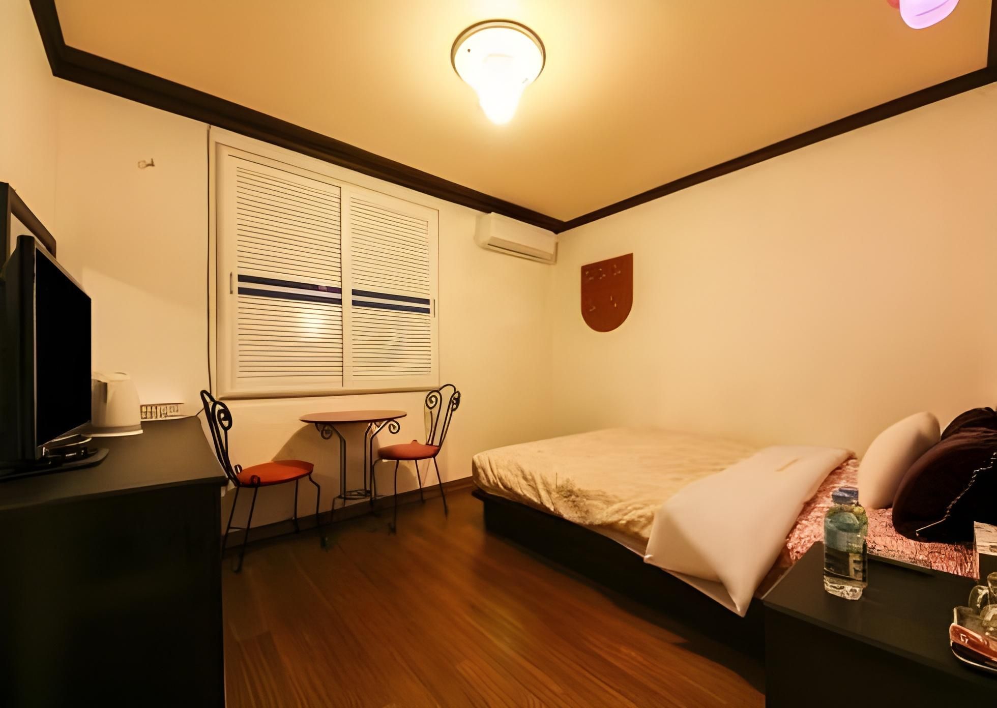 [Mountain View] Bed_Double Room - Netflix account required, YouTube