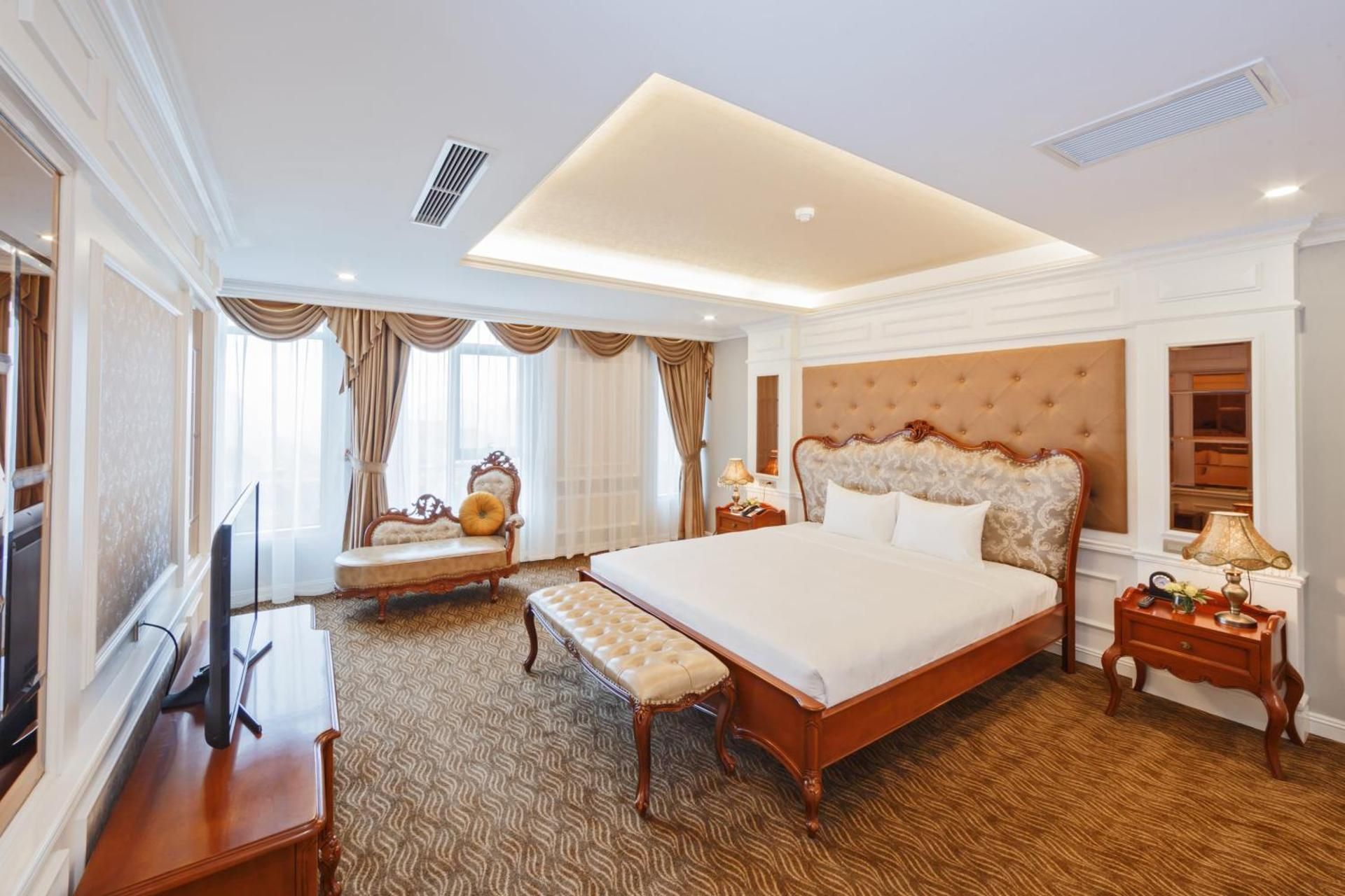 Deluxe Queen Suite