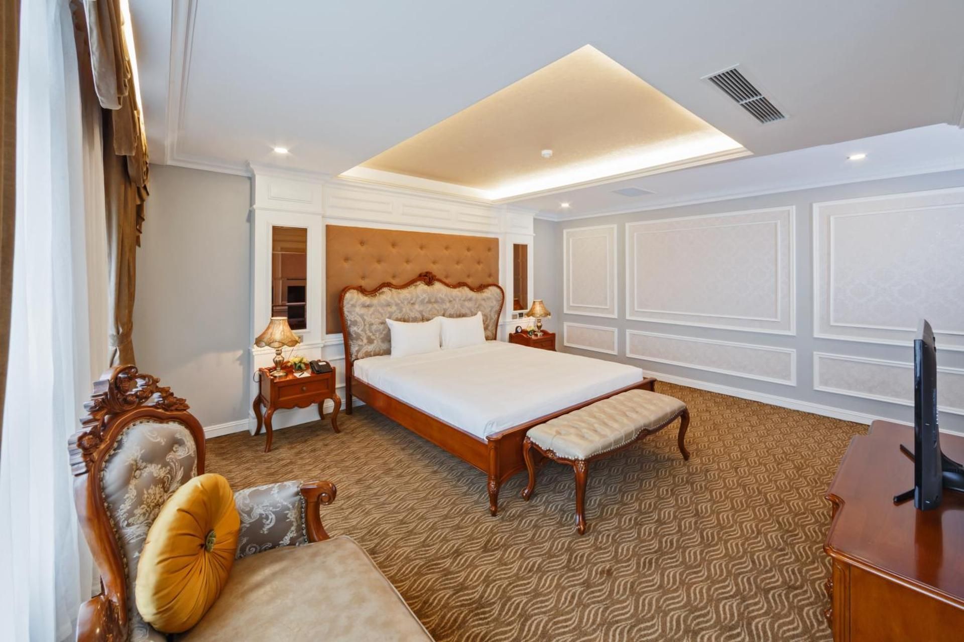 Deluxe Queen Suite