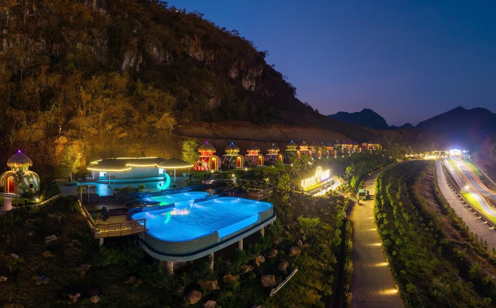 swimming pool [outdoor]