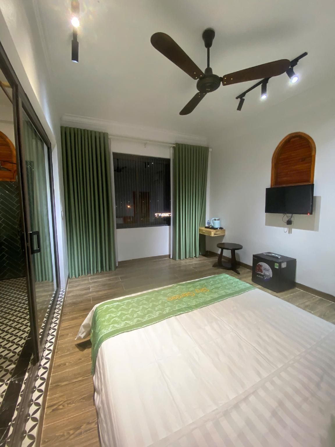 Deluxe - 1 King Bed