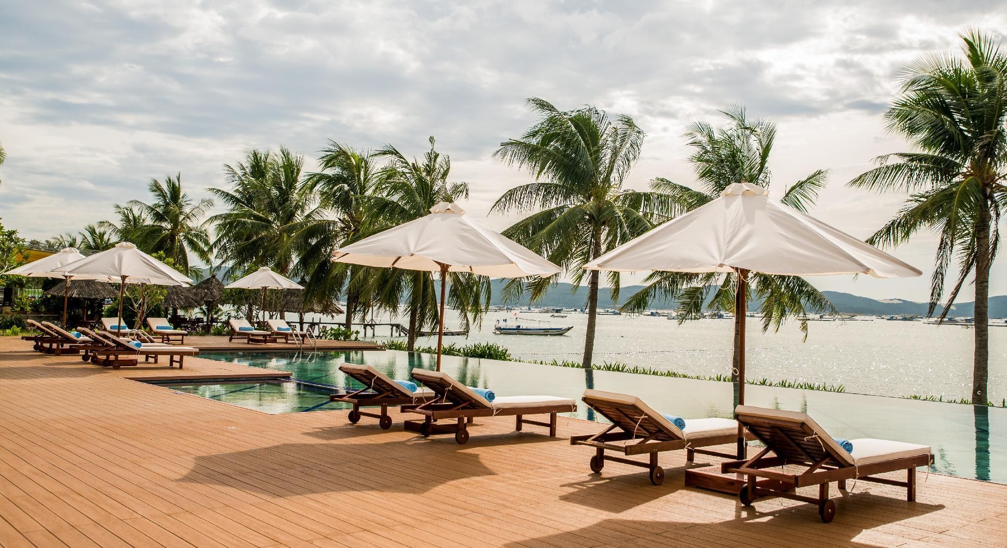 swimming pool [outdoor]