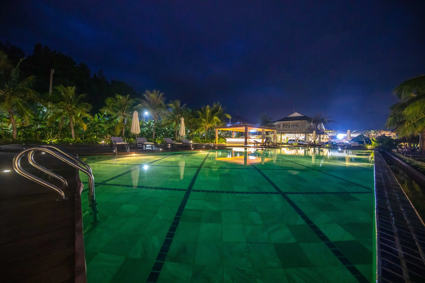 swimming pool [outdoor]