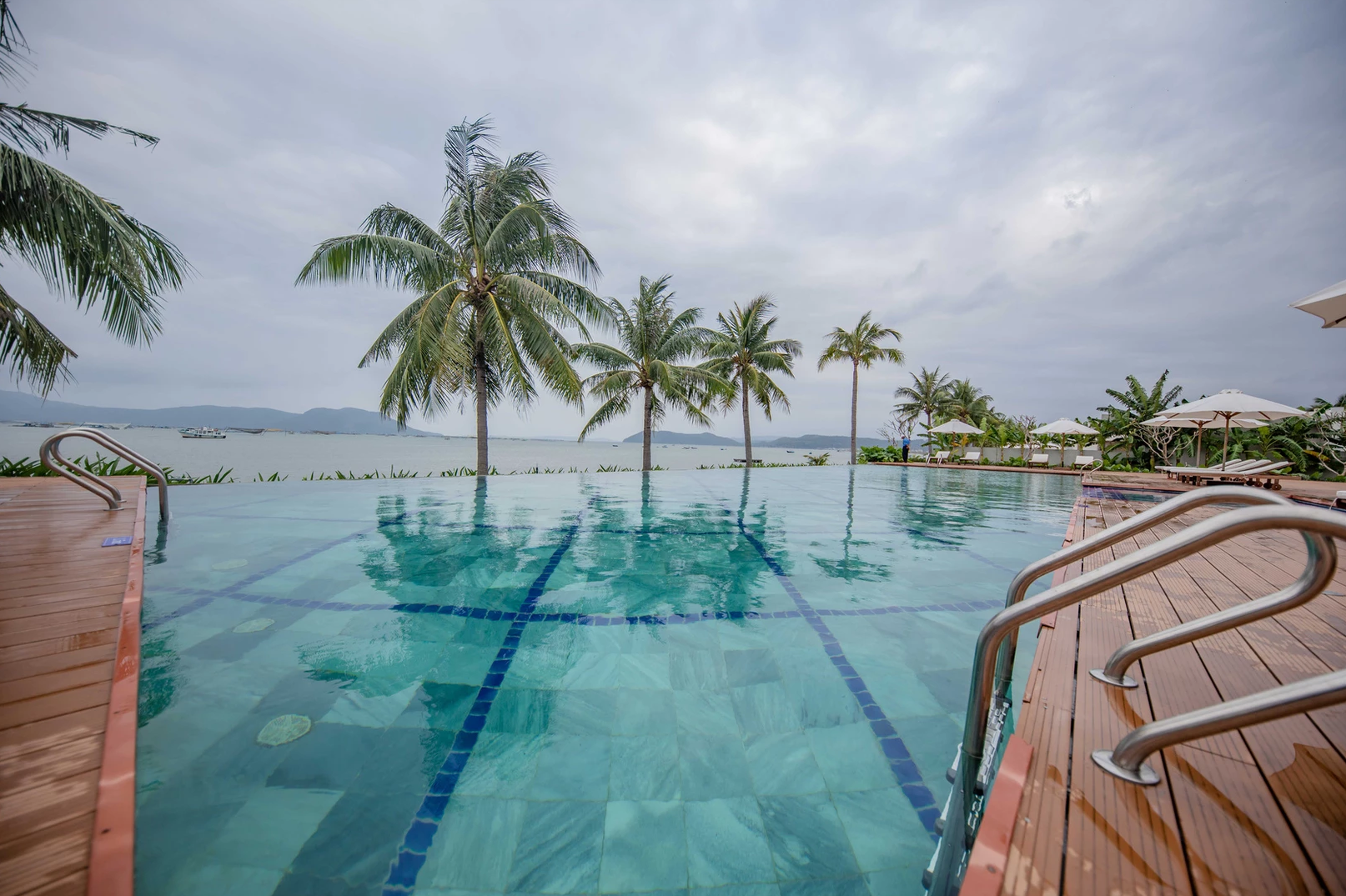 swimming pool [outdoor]