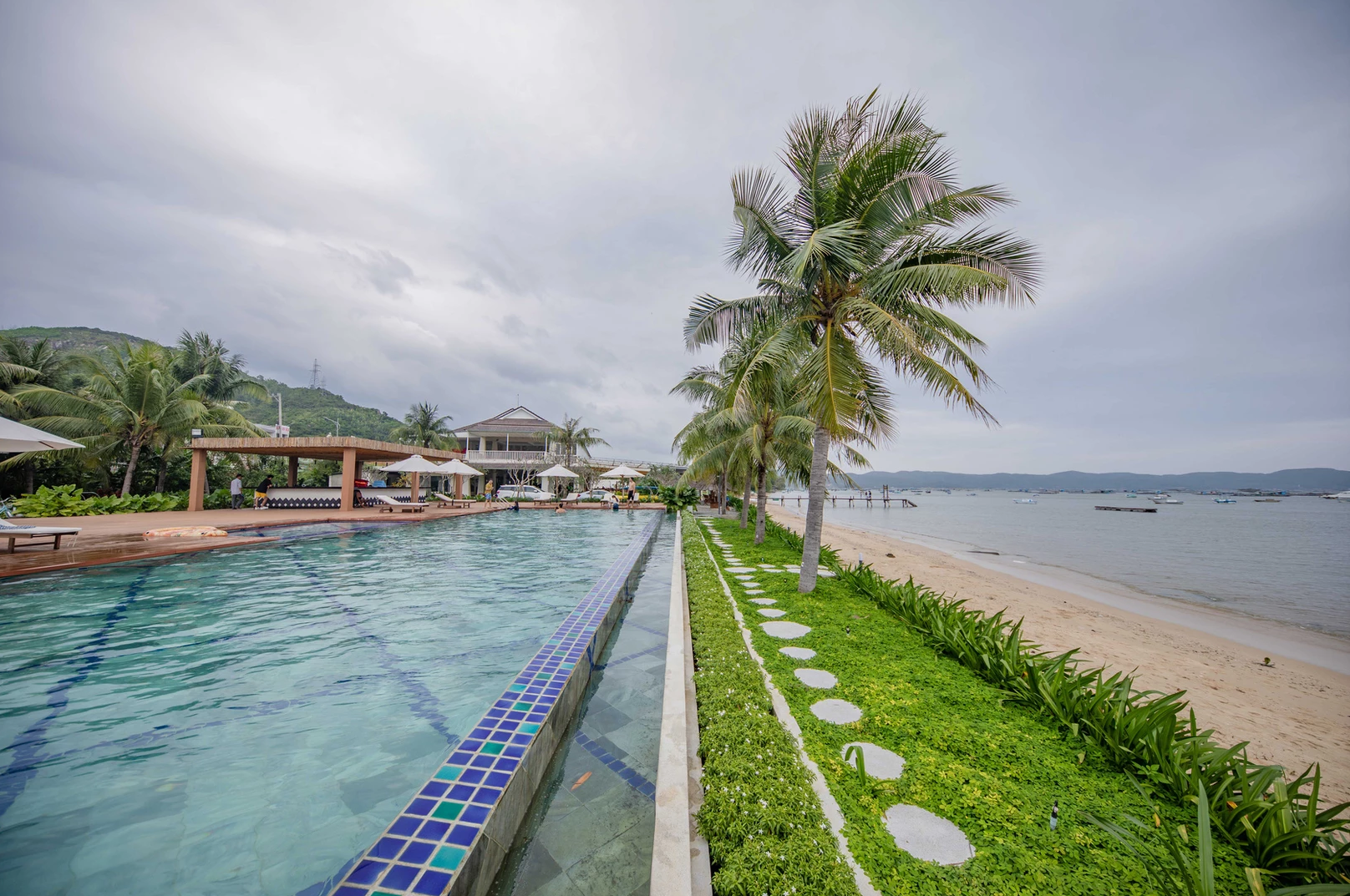 swimming pool [outdoor]