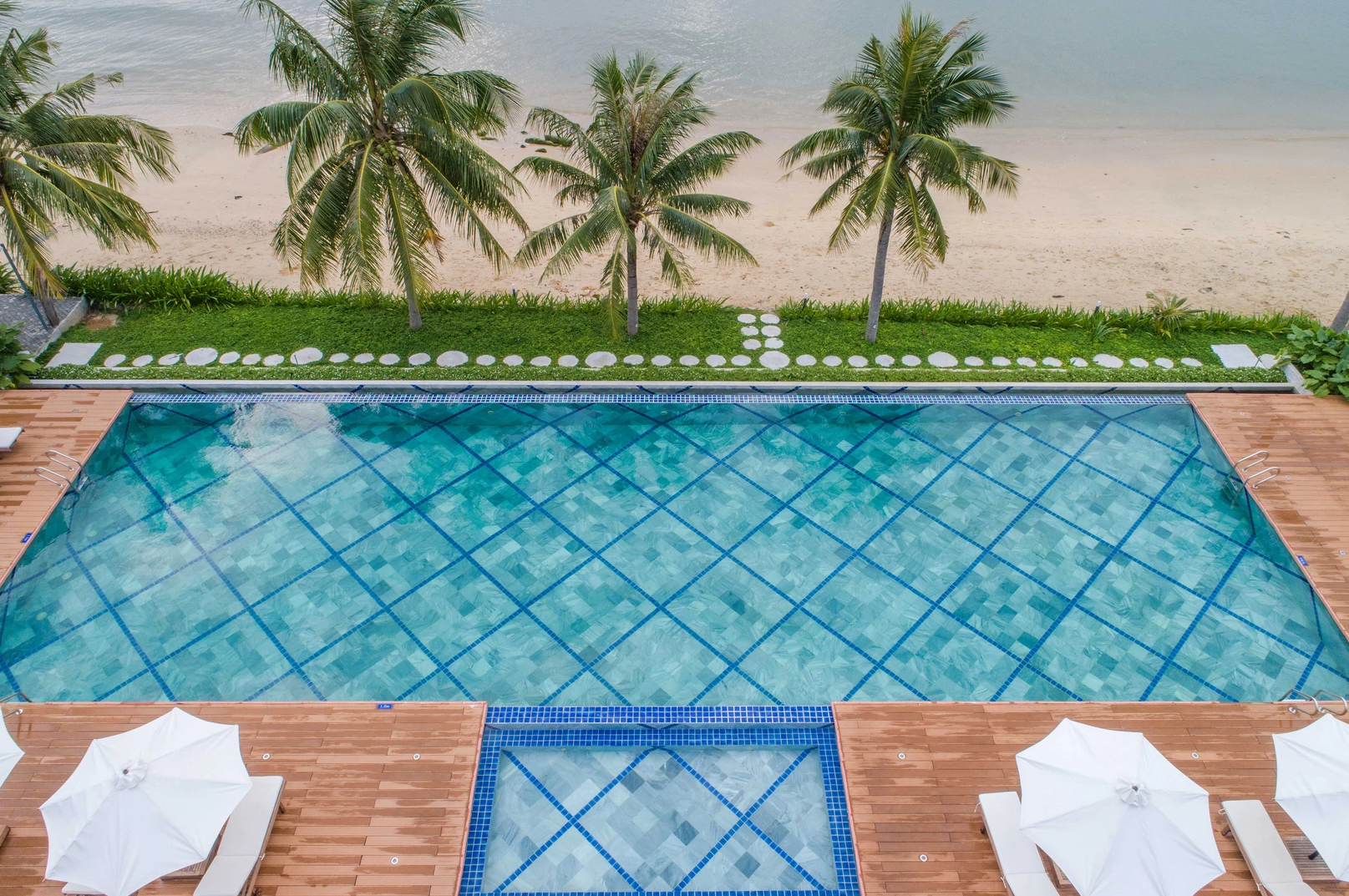 swimming pool [outdoor]