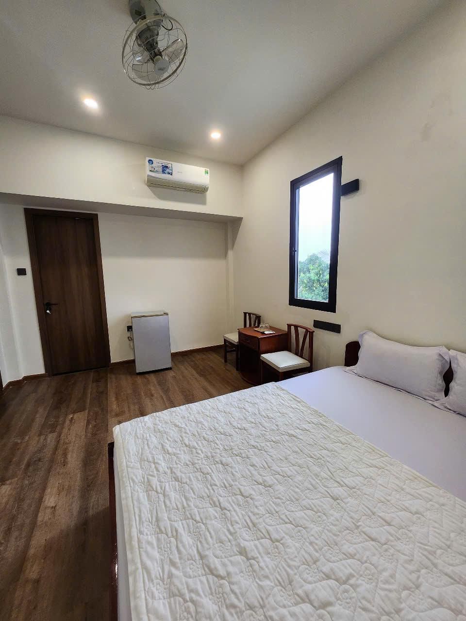 Deluxe - 1 King Bed