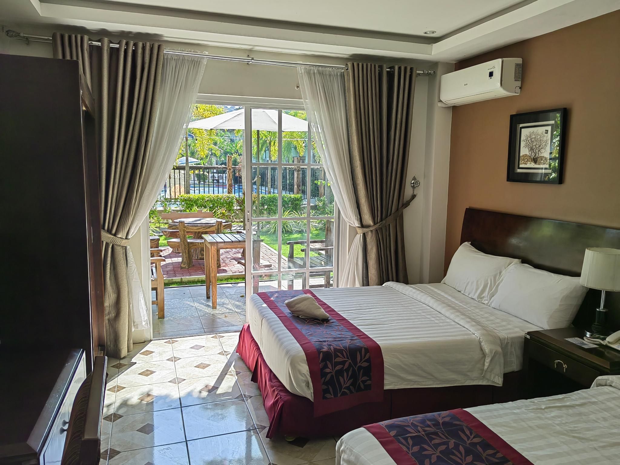 Deluxe Queen Room with View