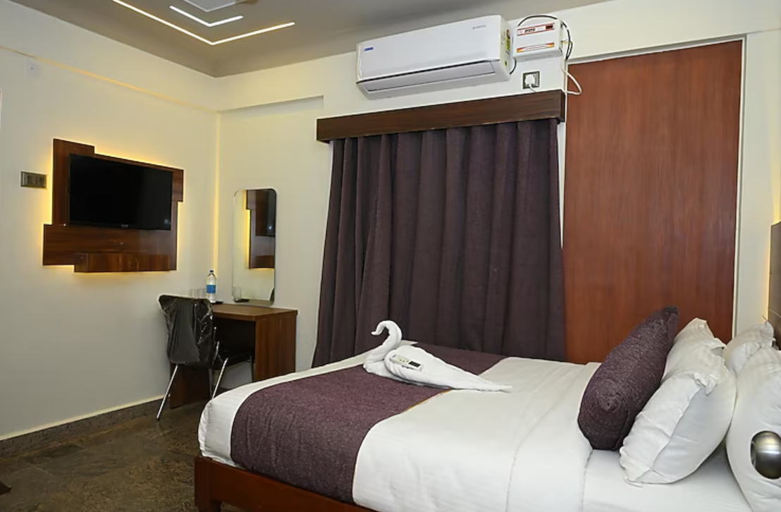 HOTEL MAITREYA INN ( NEAR SRIPURAM GOLDEN TEMPLE ,CMC HOSPITAL,VIT COLLEGE,NARUVI HOSPITAL) DELUXE ROOM