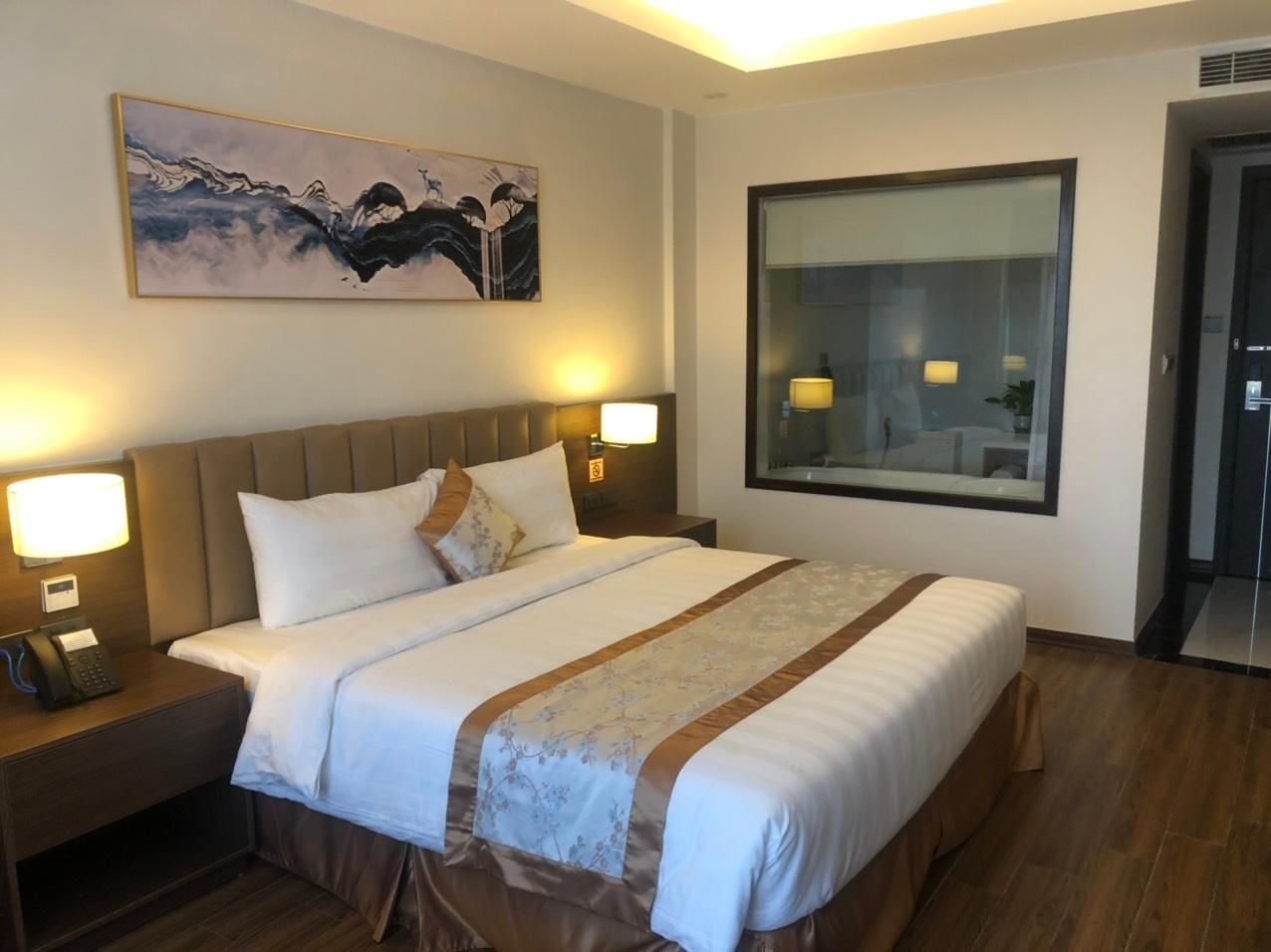 SongLam Waterfront Hotel Premium King Room 2