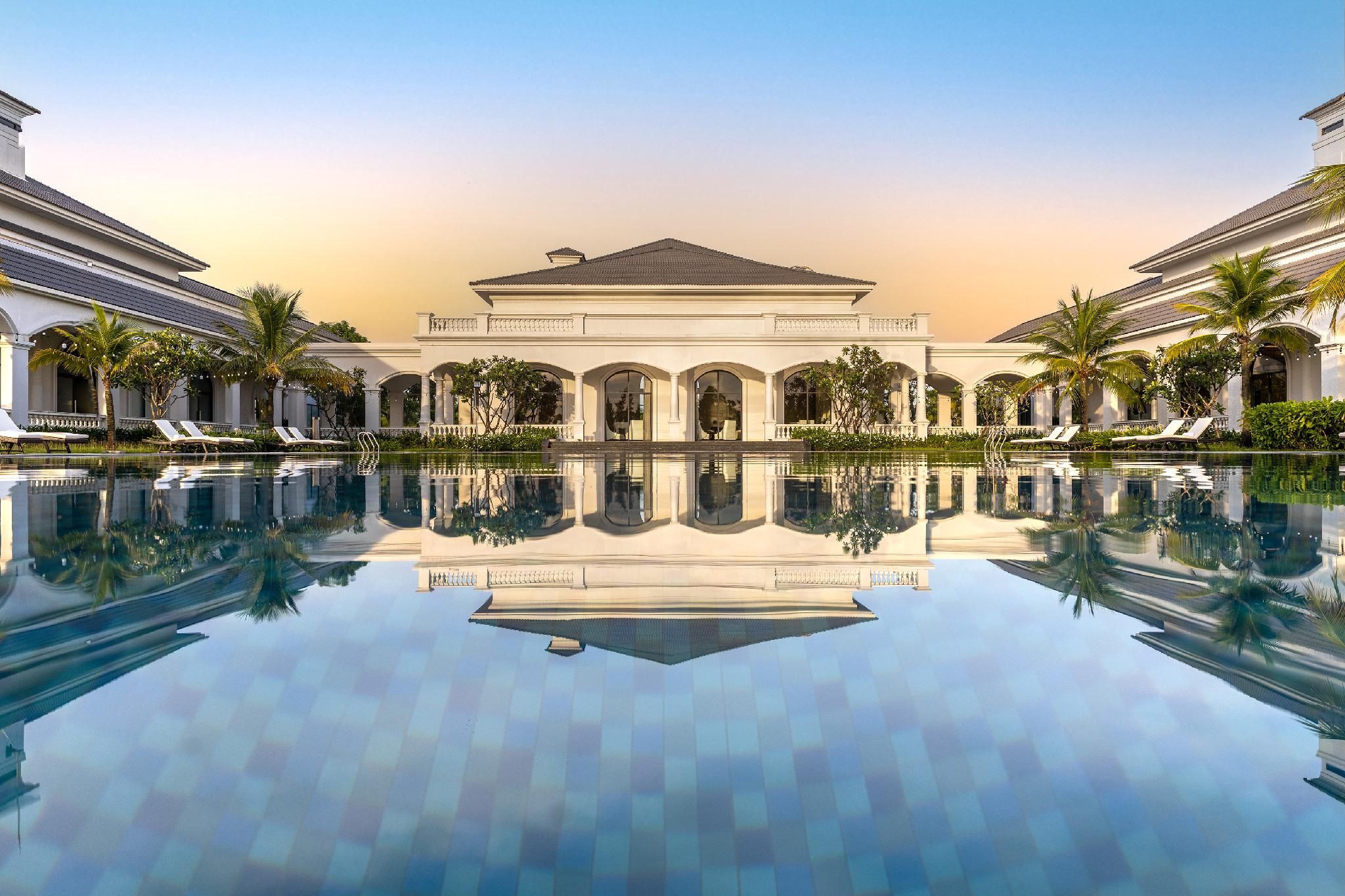 swimming pool [outdoor]