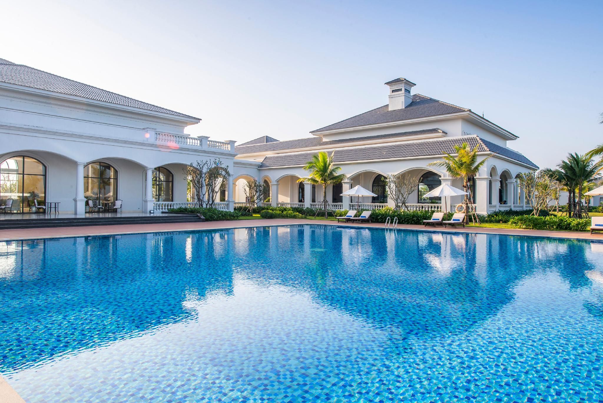 swimming pool [outdoor]