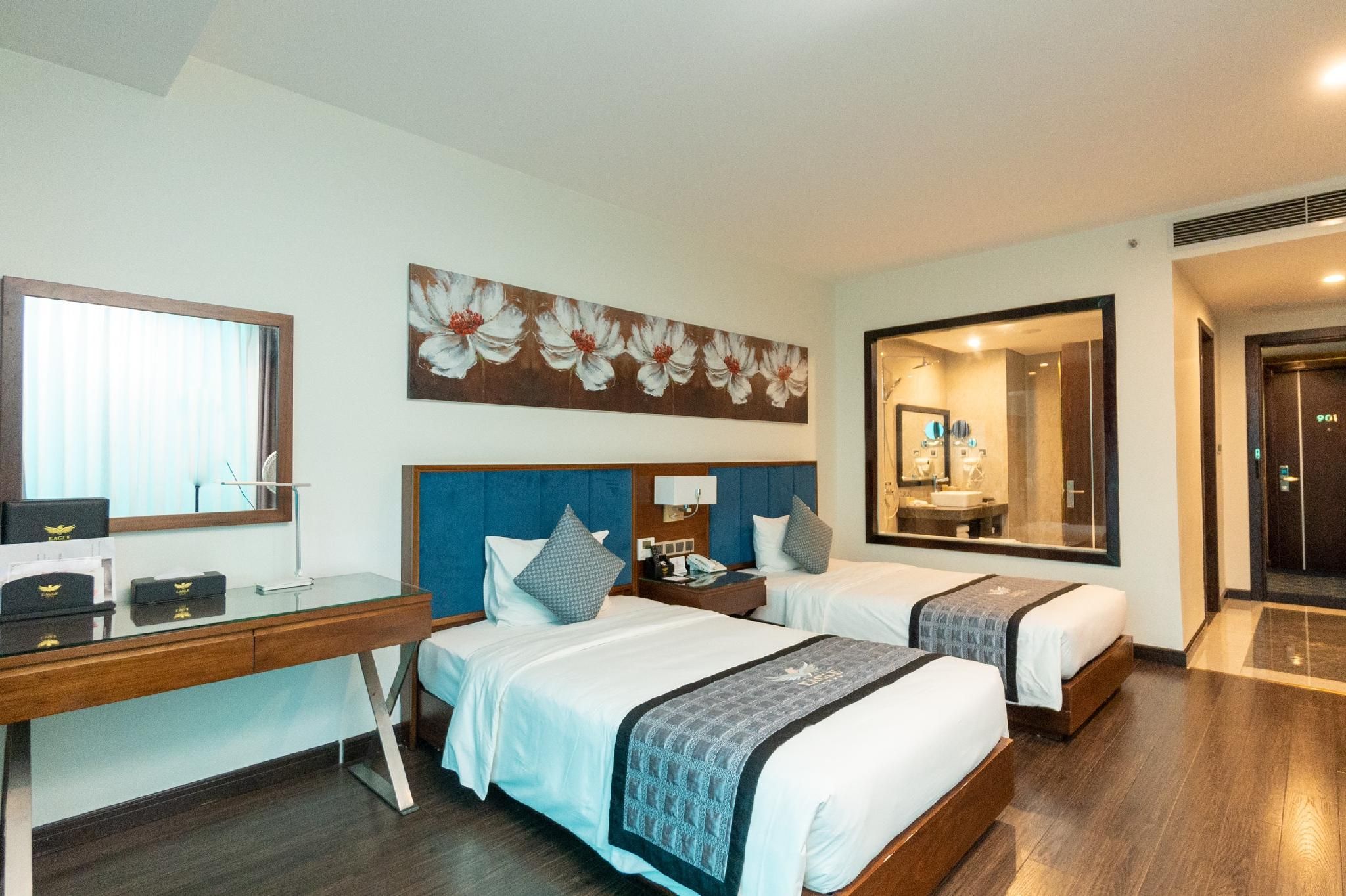 Eagle Hotel Deluxe Twin City View 2