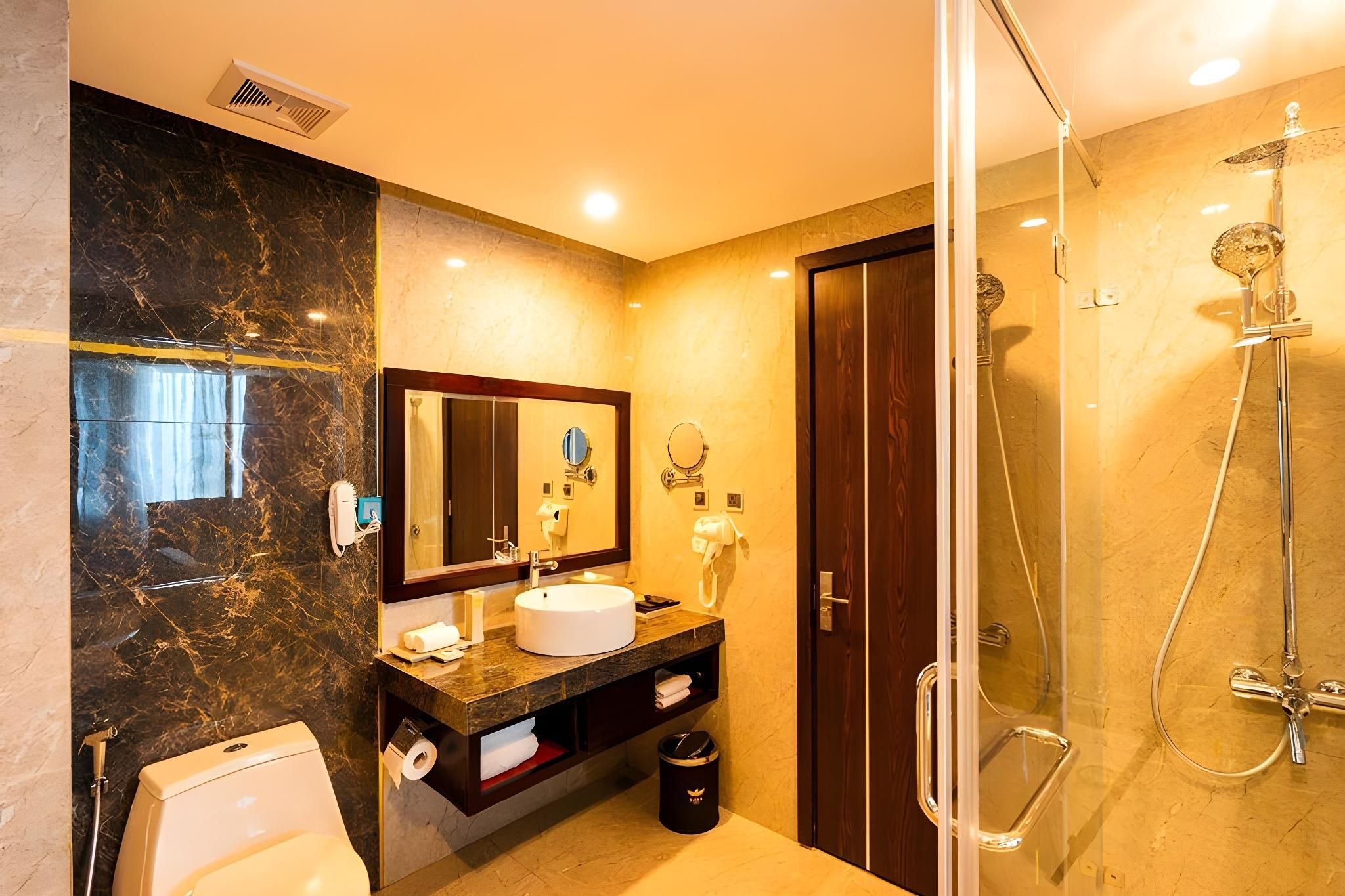 Eagle Hotel Deluxe Twin City View 3