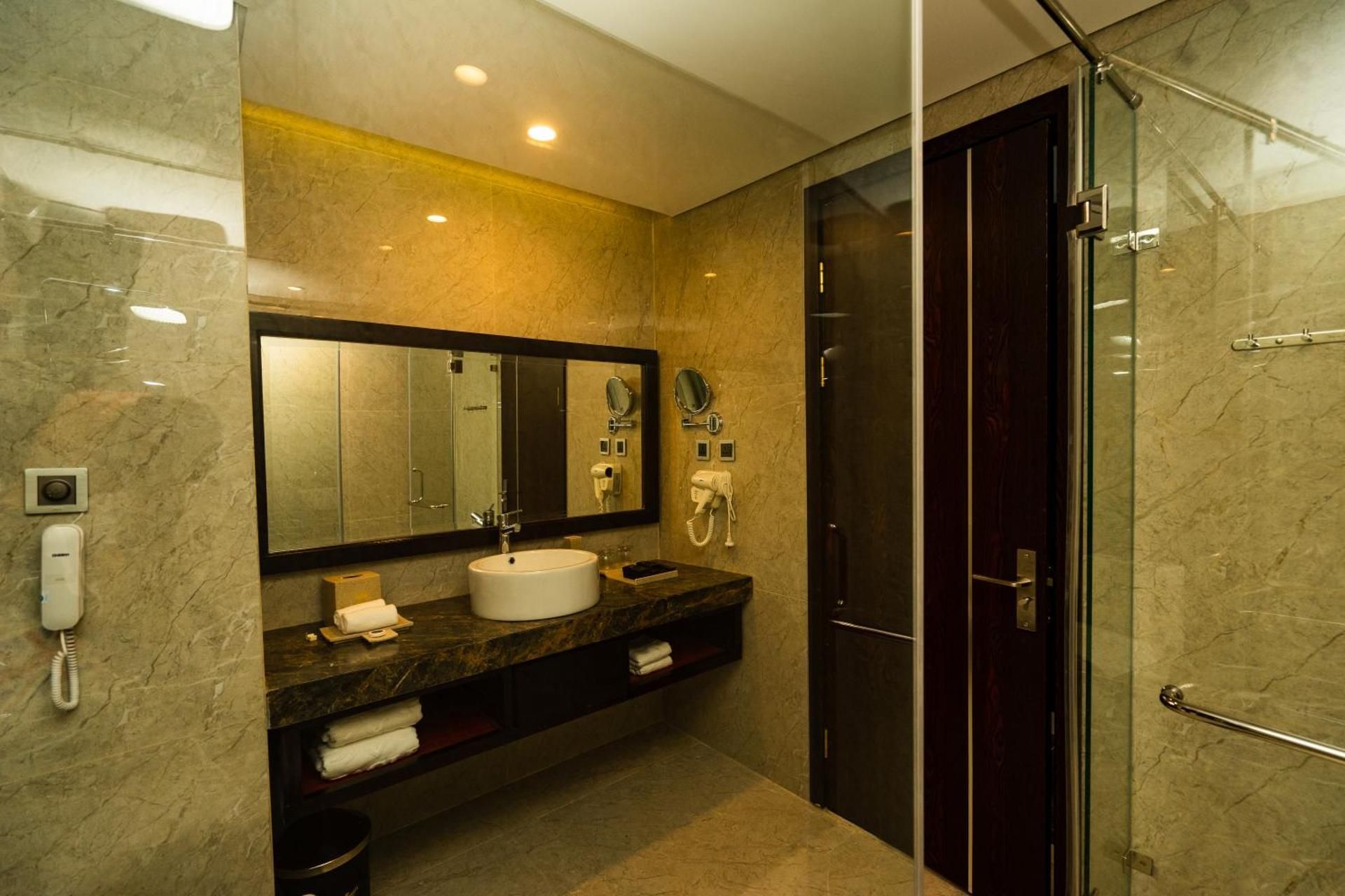 Eagle Hotel Deluxe Triple Room 3