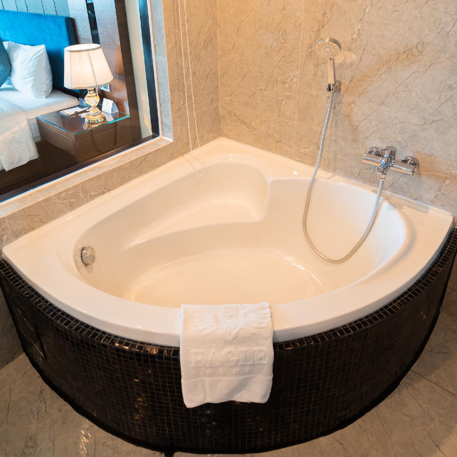 Eagle Hotel Executive Suite City View 3