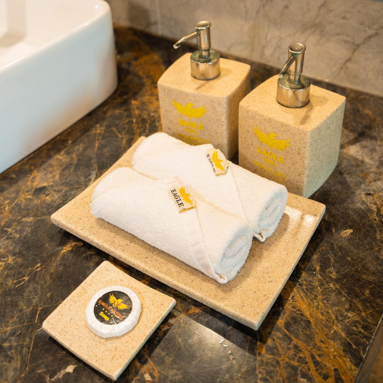 Eagle Hotel Executive Suite City View 2