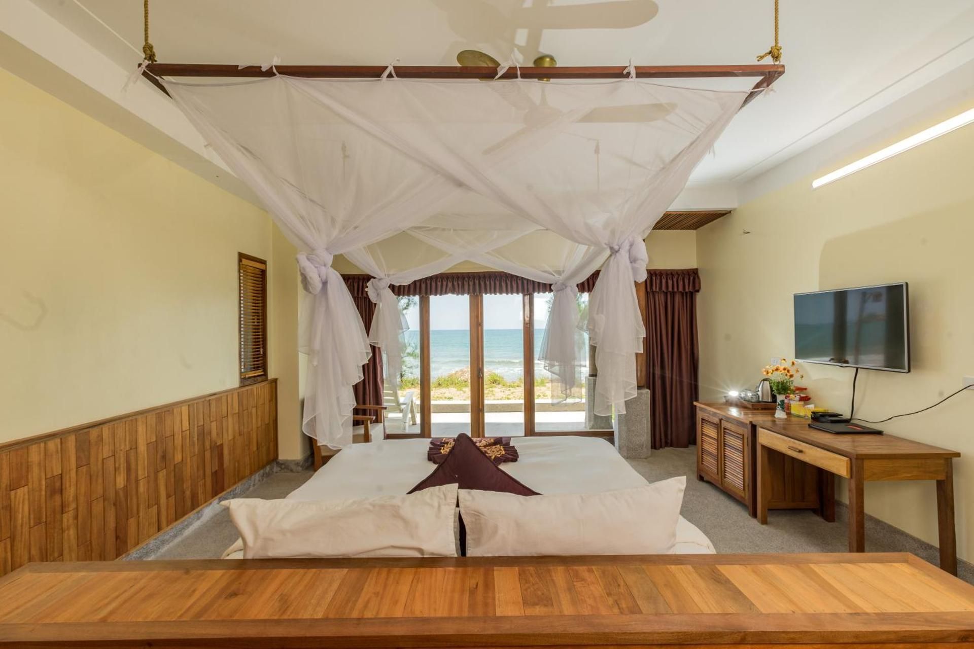 Deluxe - 1 King Bed