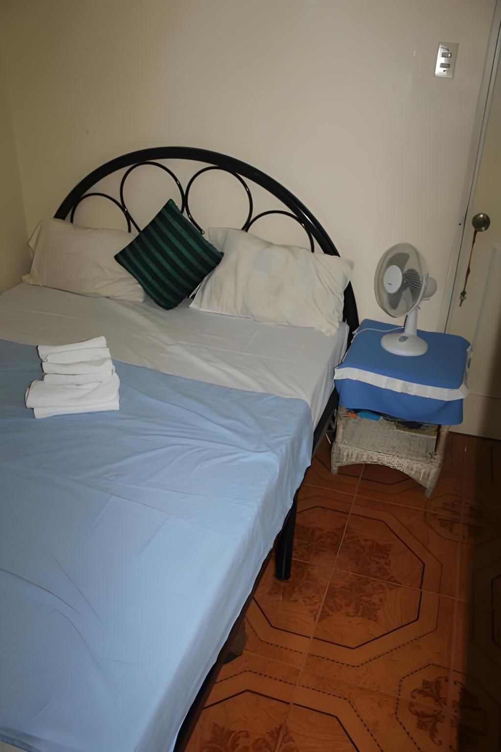 Small Fan Room (Shared Bathroom)