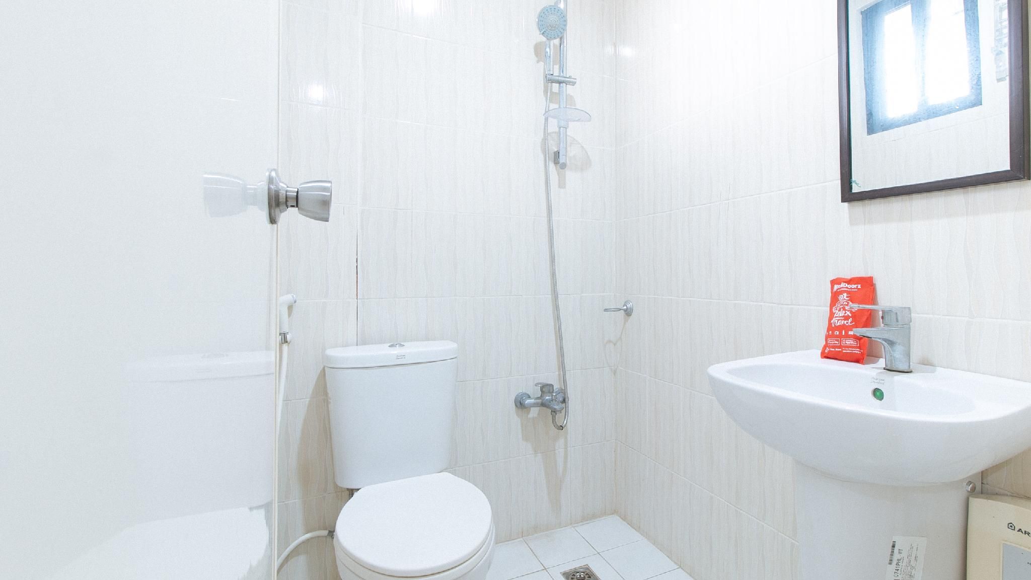 RedDoorz @ RJ's Bldg near Lyceum Gen. Trias Cavite Family Room 3