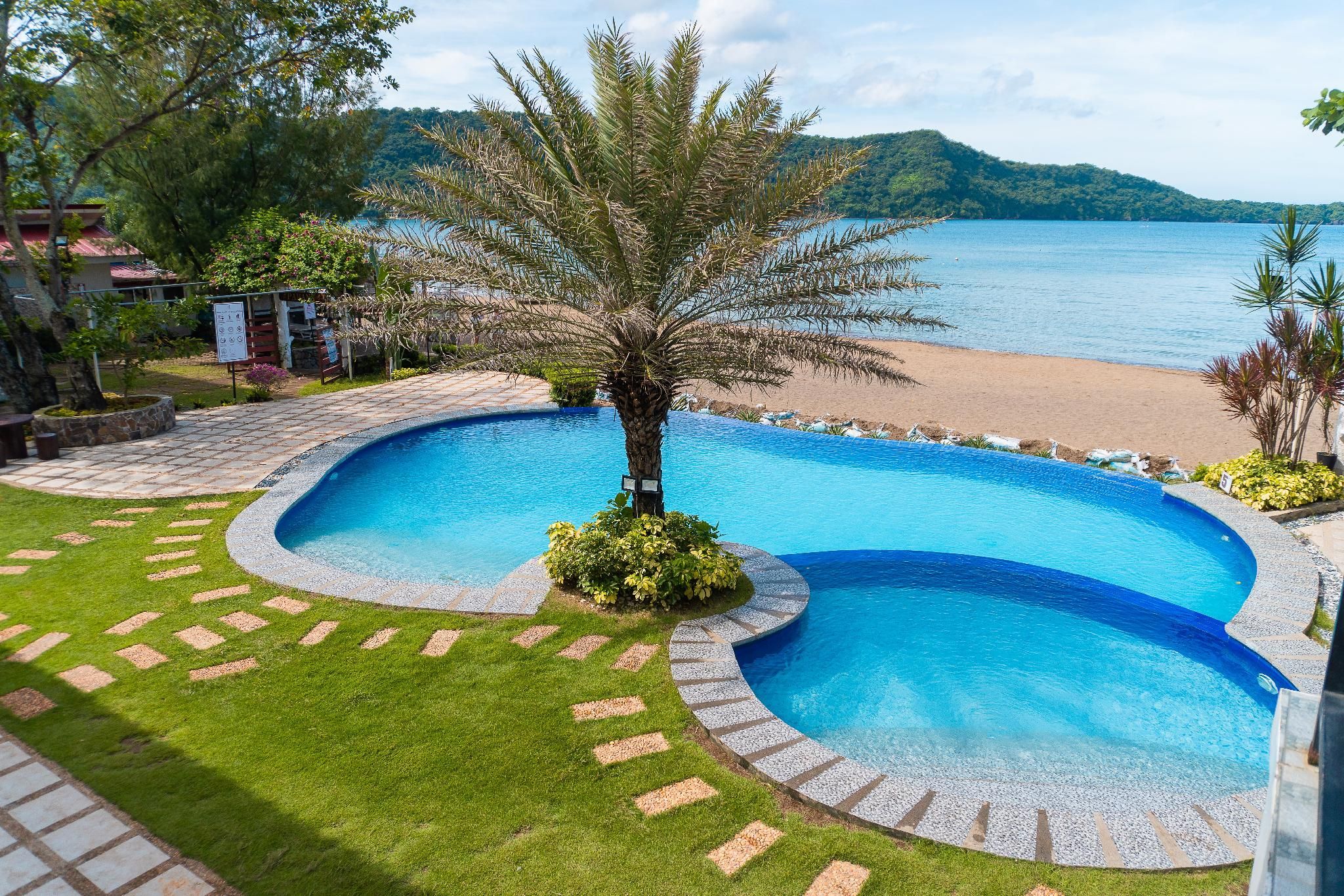 swimming pool [outdoor]