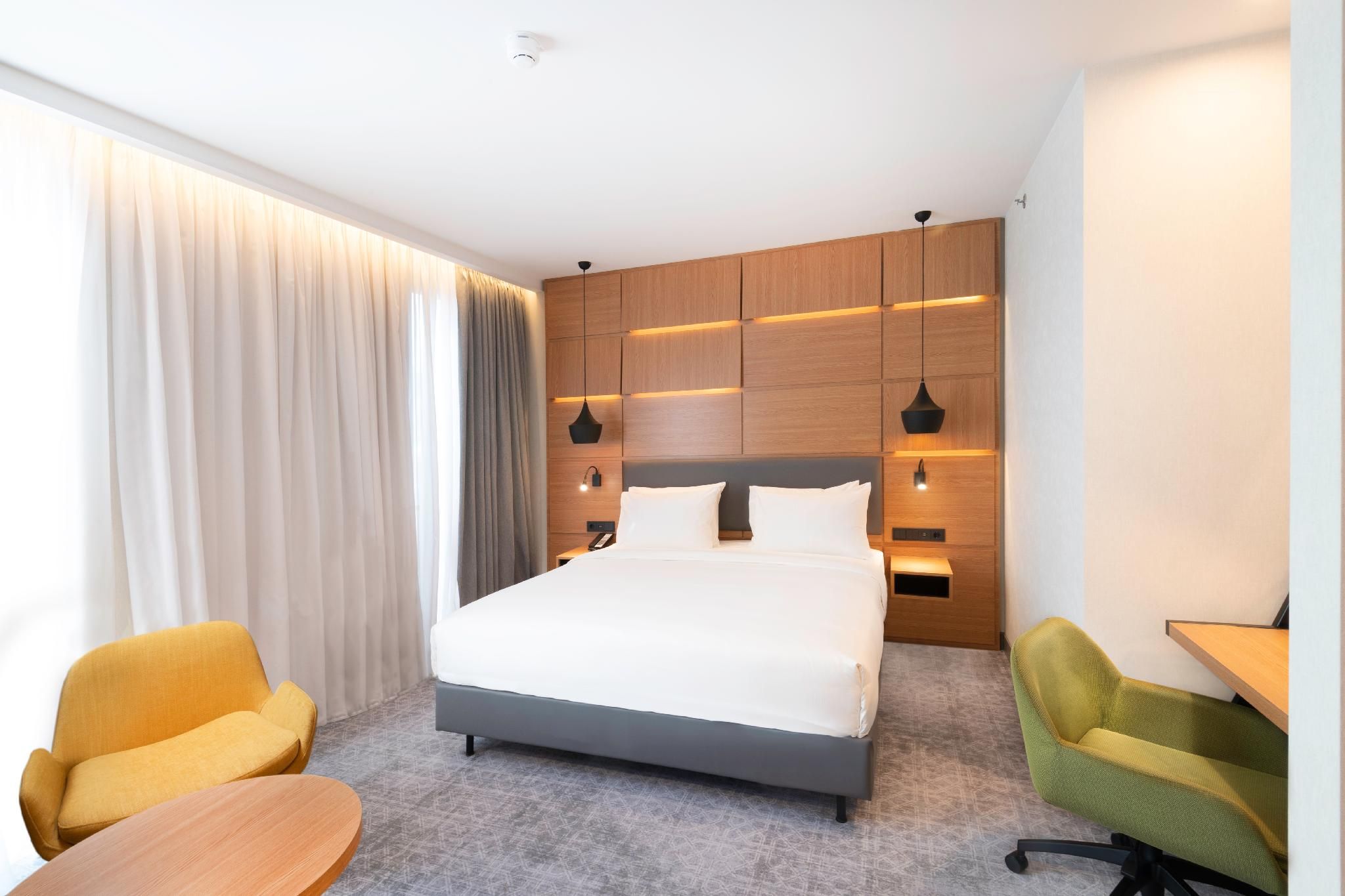 1 King Bed Premium