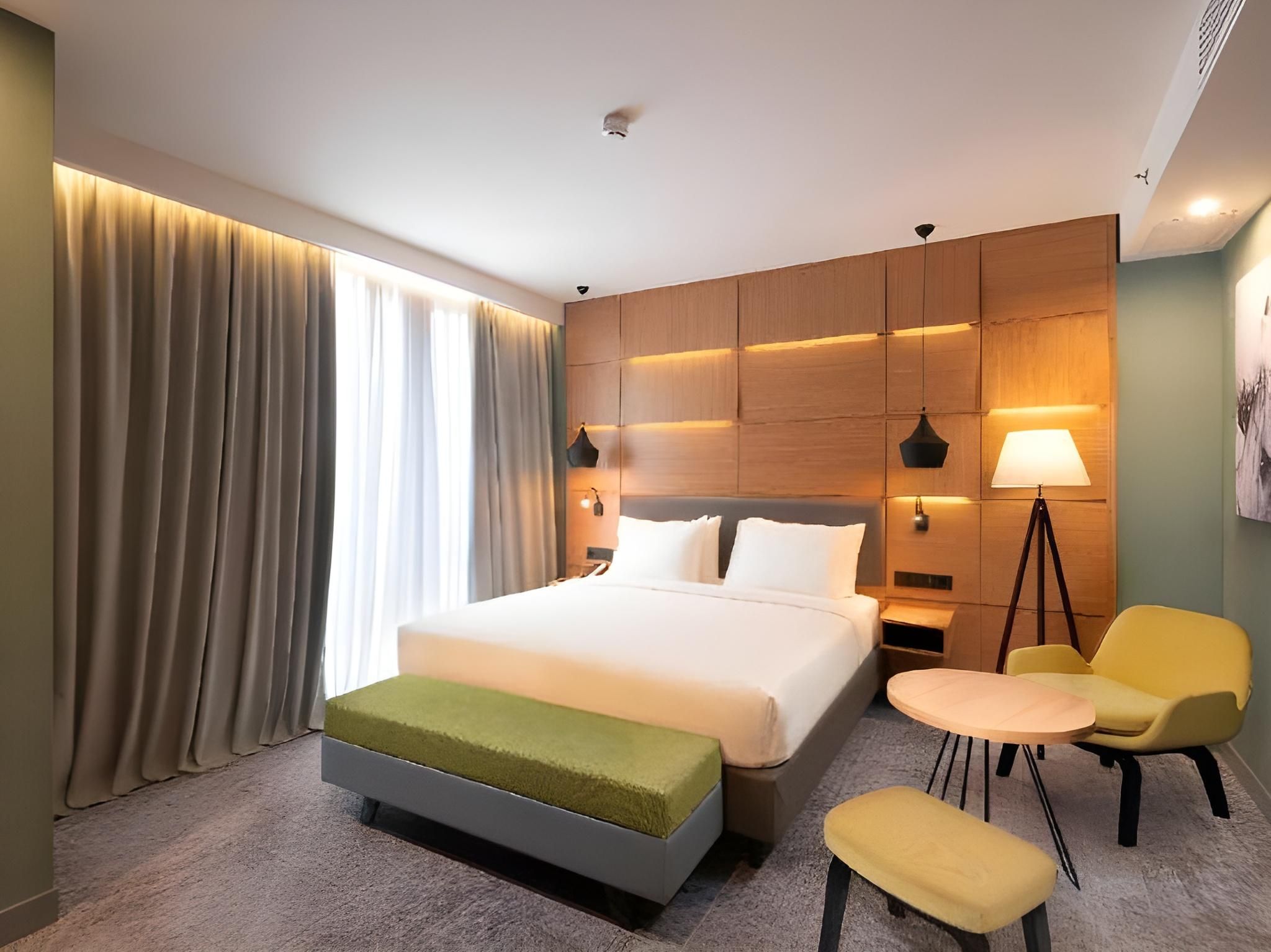 1 Queen Bed Standard