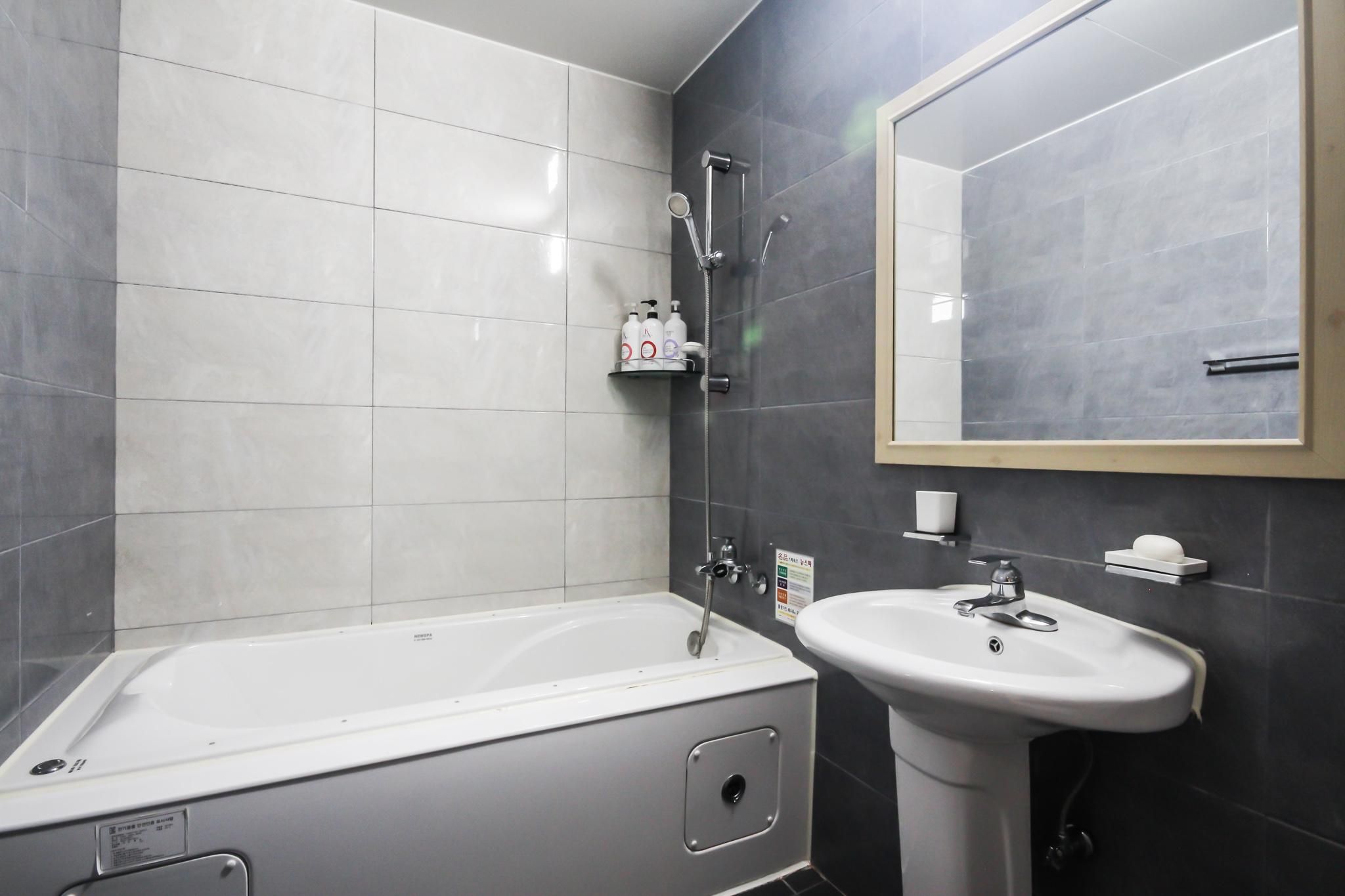 Iksan Hotel Rings Twin Room A 3