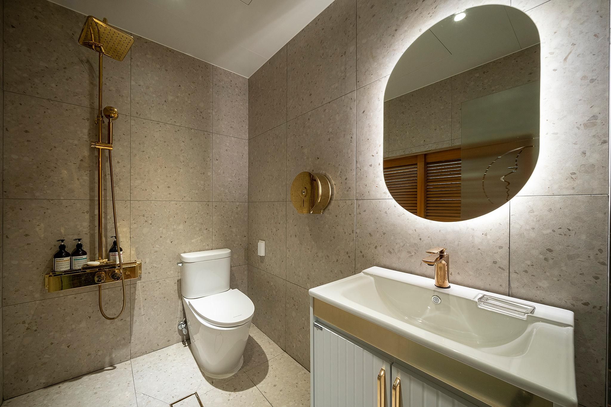 Suite (Netflix/Styler or Massage Chair Random)