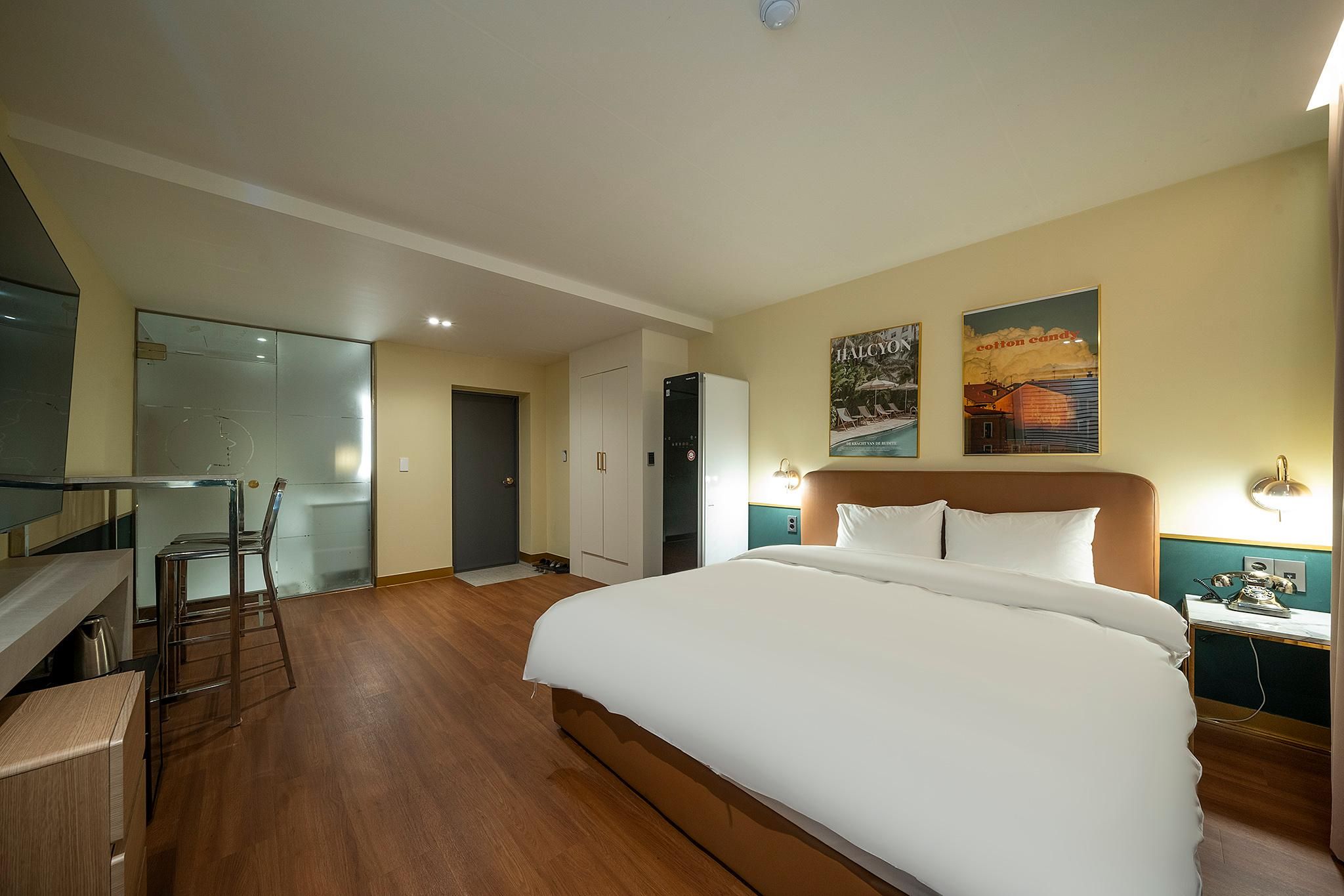 Suite (Netflix/Styler or Massage Chair Random)