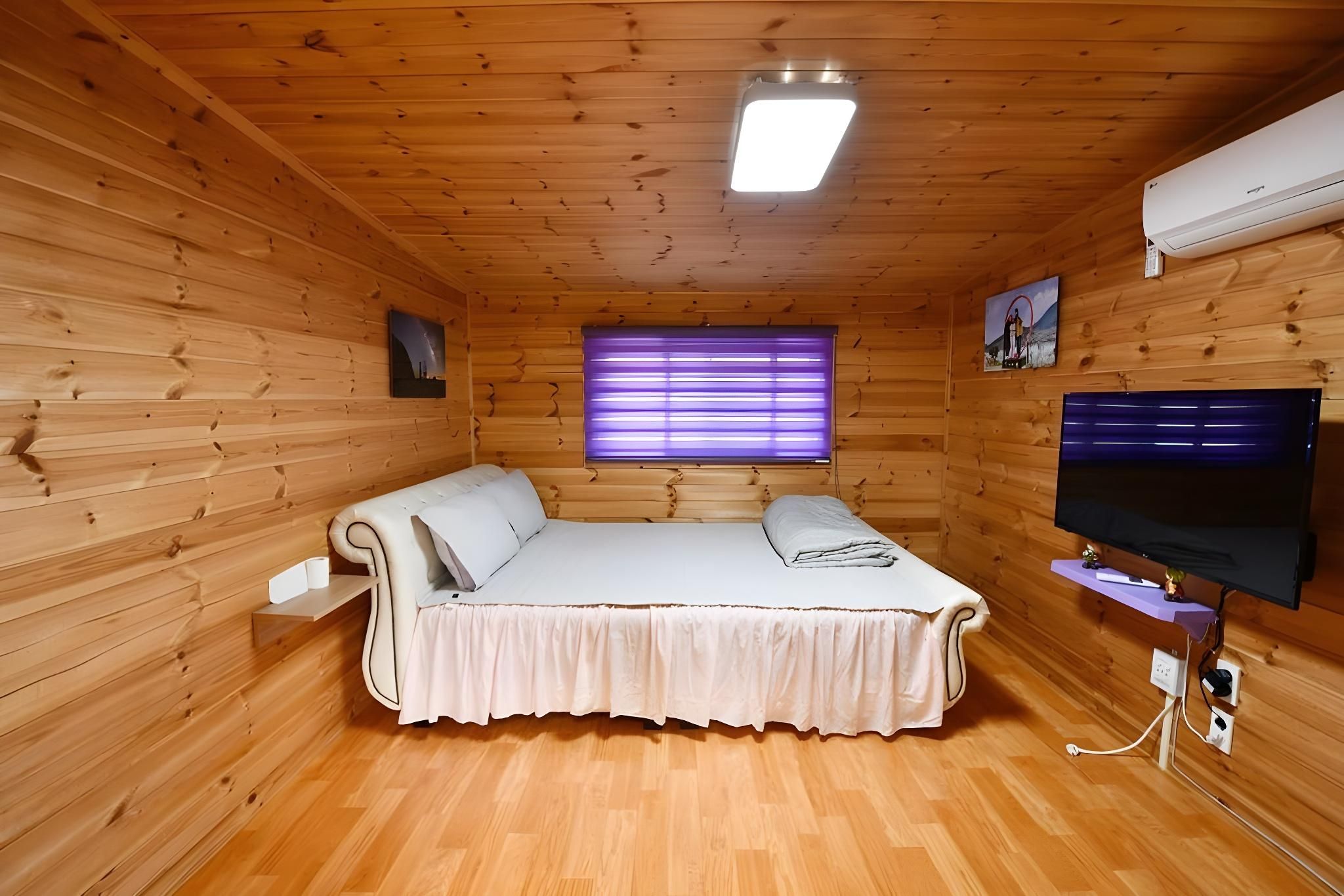 Jeonnam Cheongsando Yeohaeng Pension Room 101, Brother's Next Door (Two Rooms)