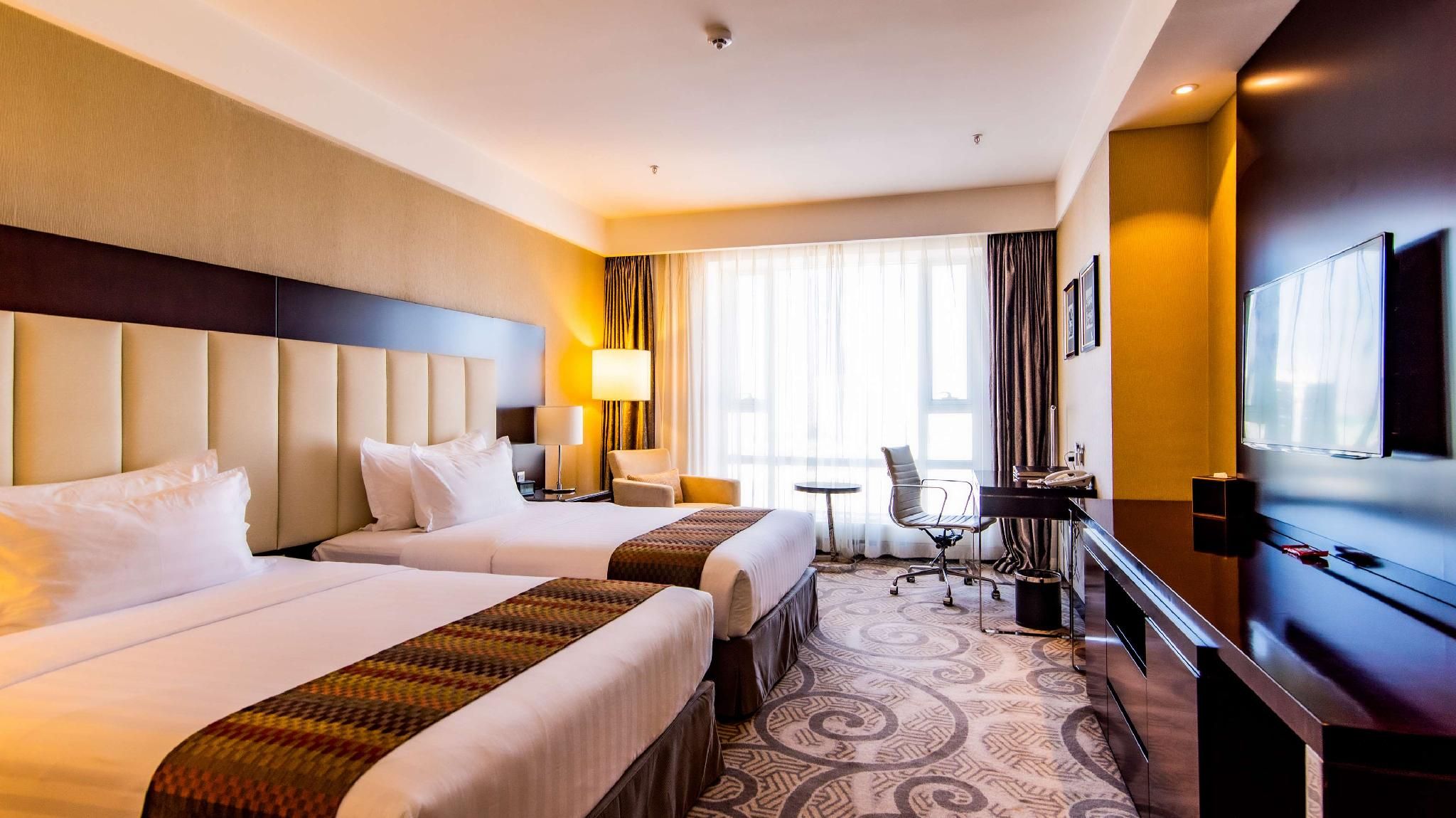 1 Double Bed, Nonsmoking, Corner Room, Bathtub, City View, Mountain View