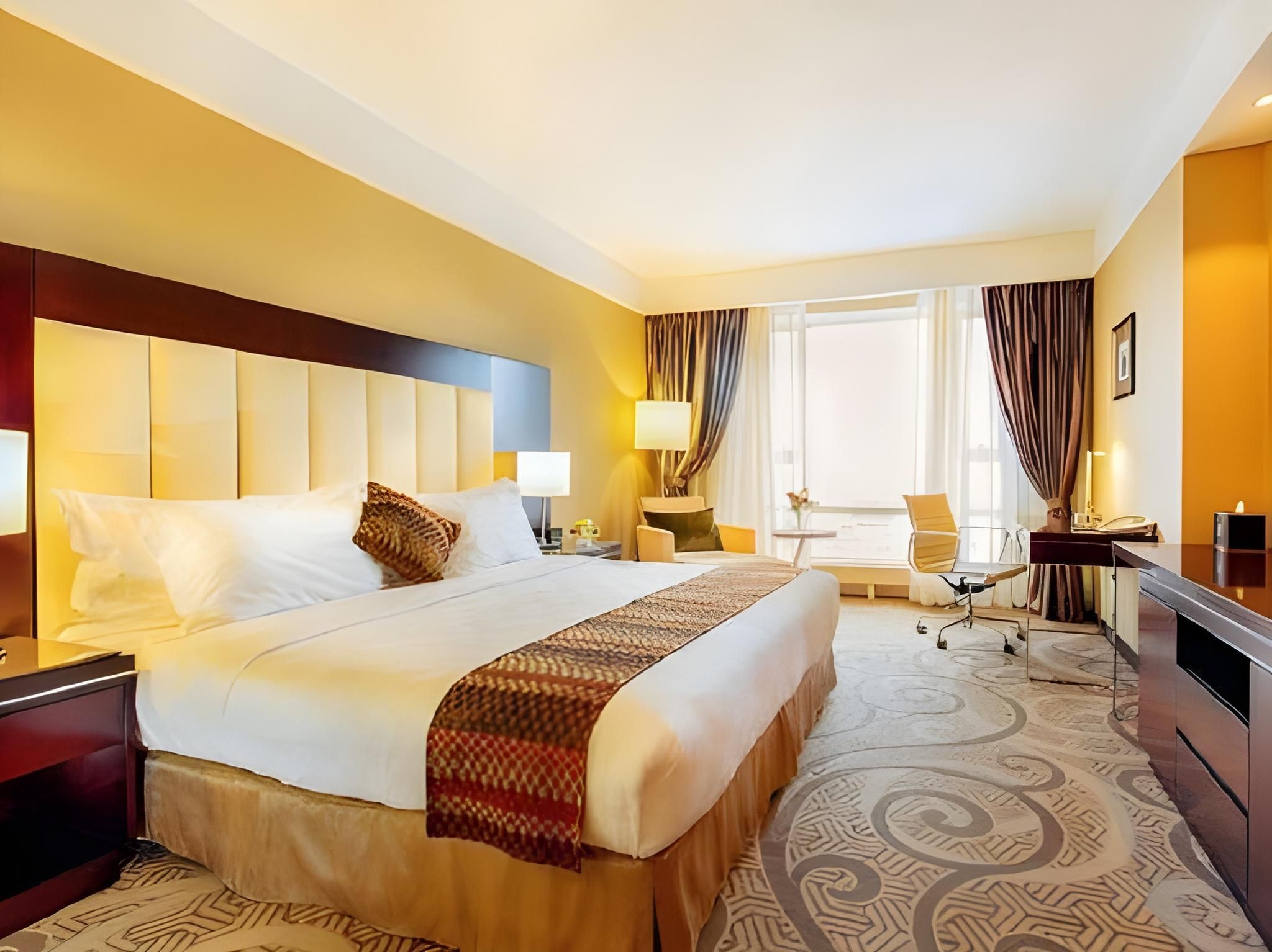 1 King Bed, Nonsmoking, Deluxe Room, City View, Bathtub