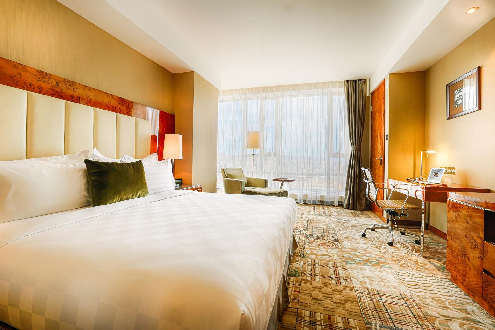 Suite - 1 King Bed, Nonsmoking, Ambassador Room, Executive Floor, Upgraded Bath Amenities