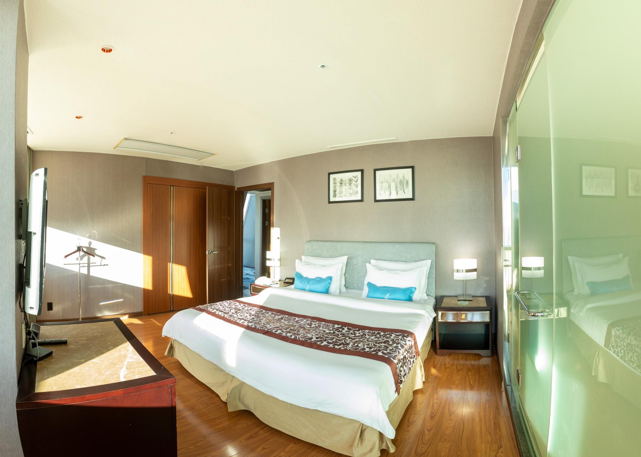 Premium Room - Square View